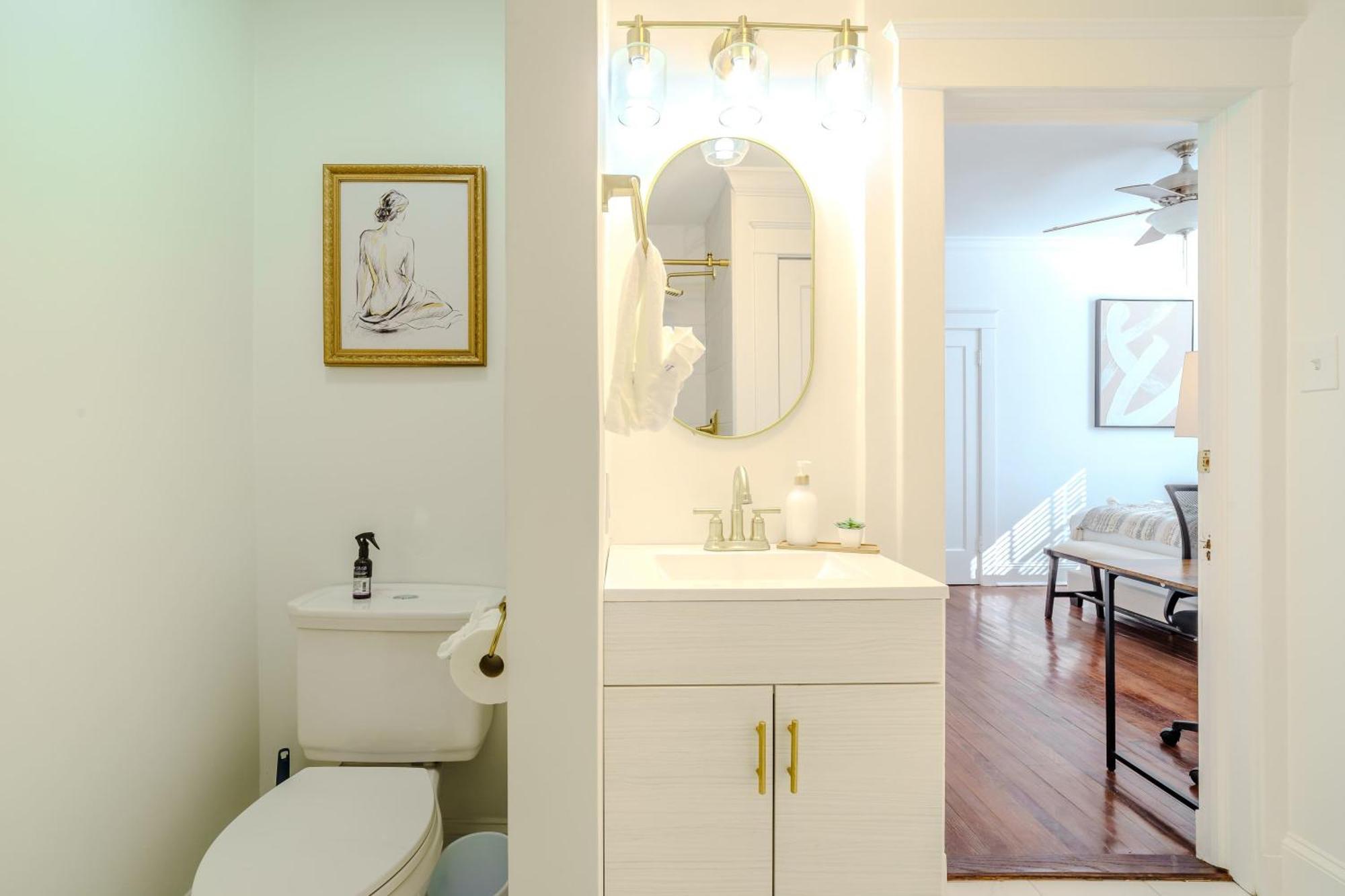 Holiday home Chic & - Renovated Gem With Gated Parking *