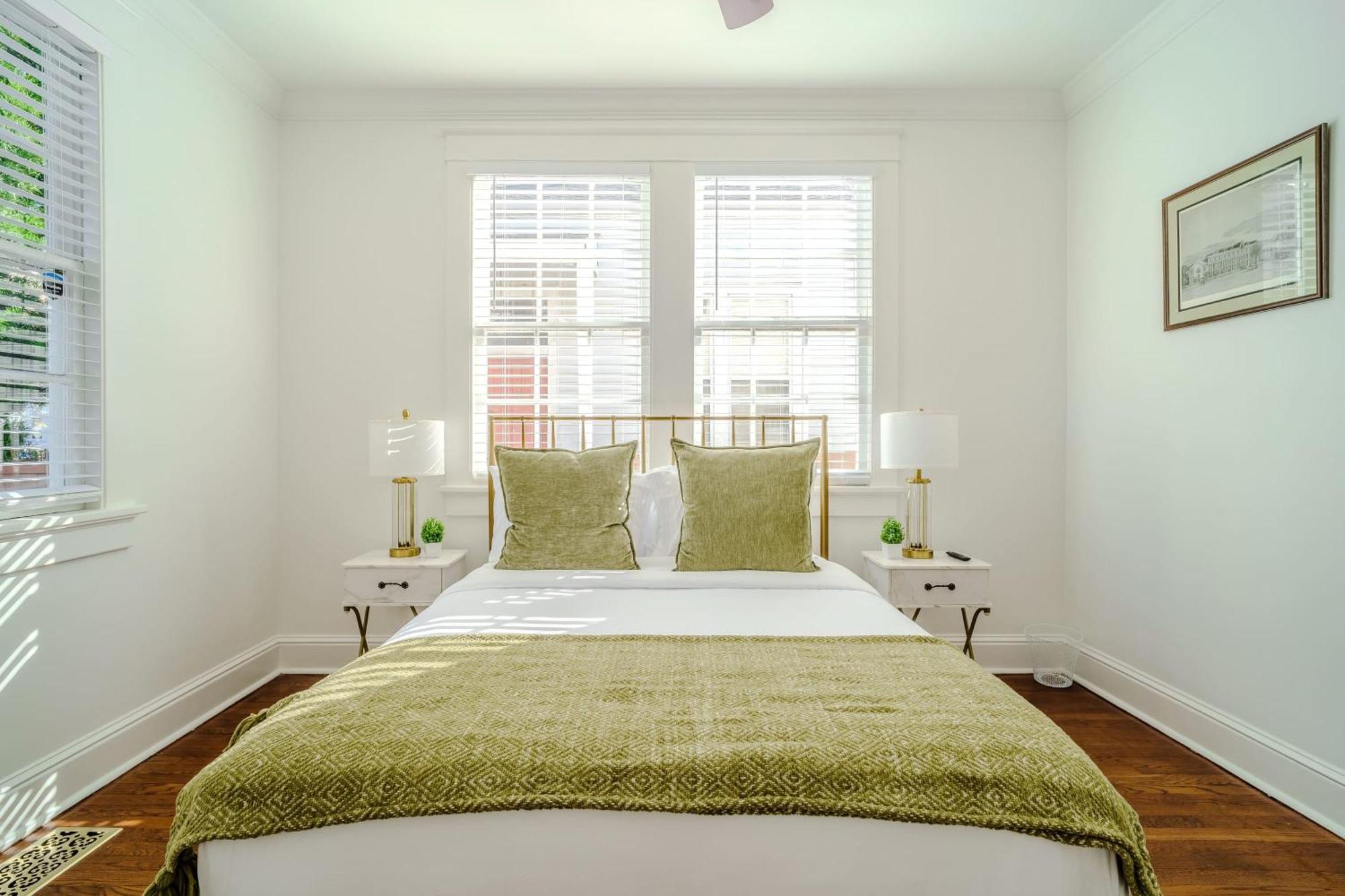 Holiday home Chic & - Renovated Gem With Gated Parking