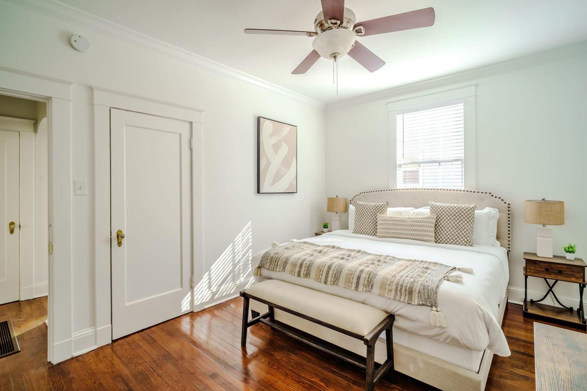 Chic & - Renovated Gem With Gated Parking