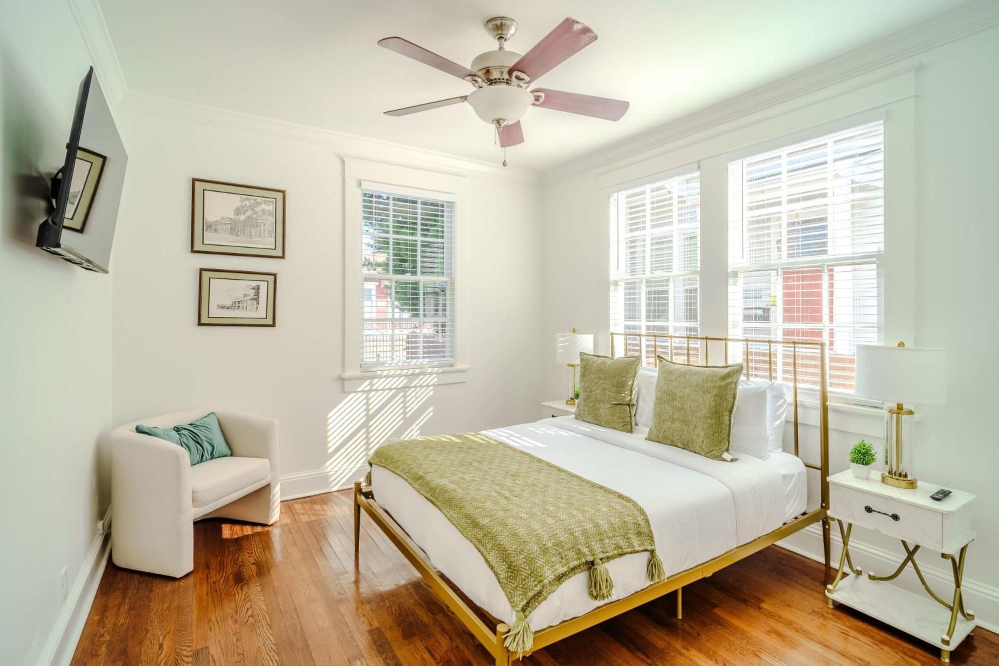 Chic & - Renovated Gem With Gated Parking