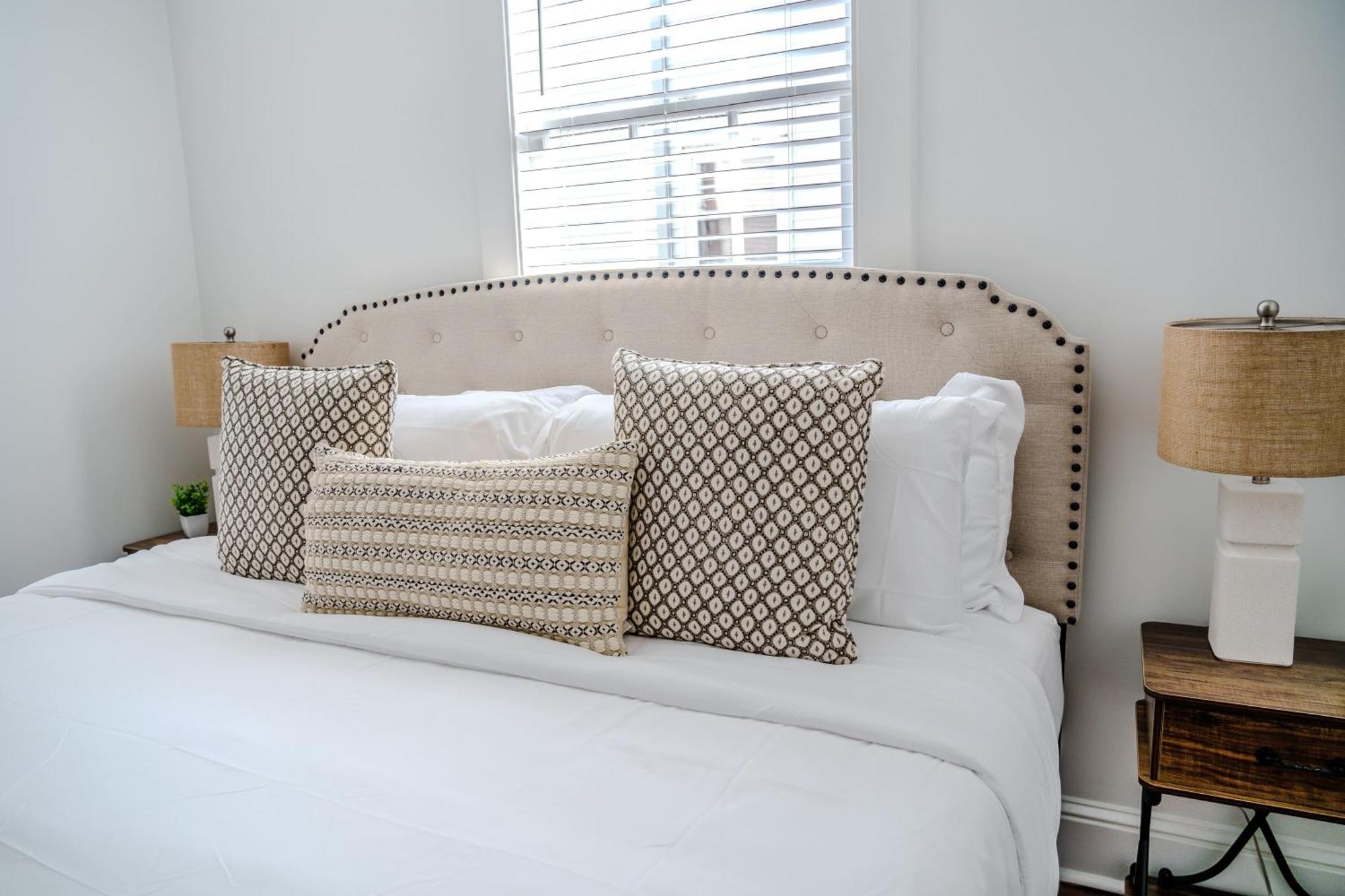 Chic & - Renovated Gem With Gated Parking