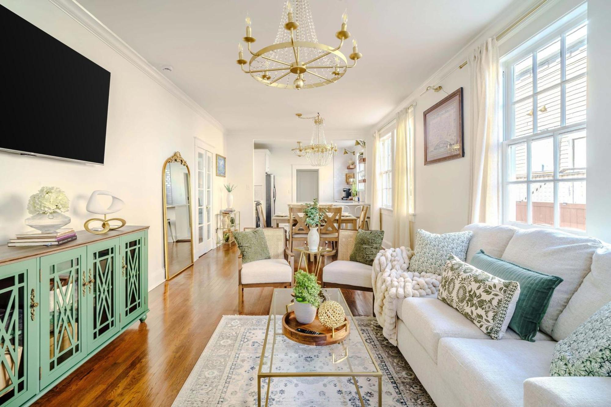Holiday home Chic & - Renovated Gem With Gated Parking