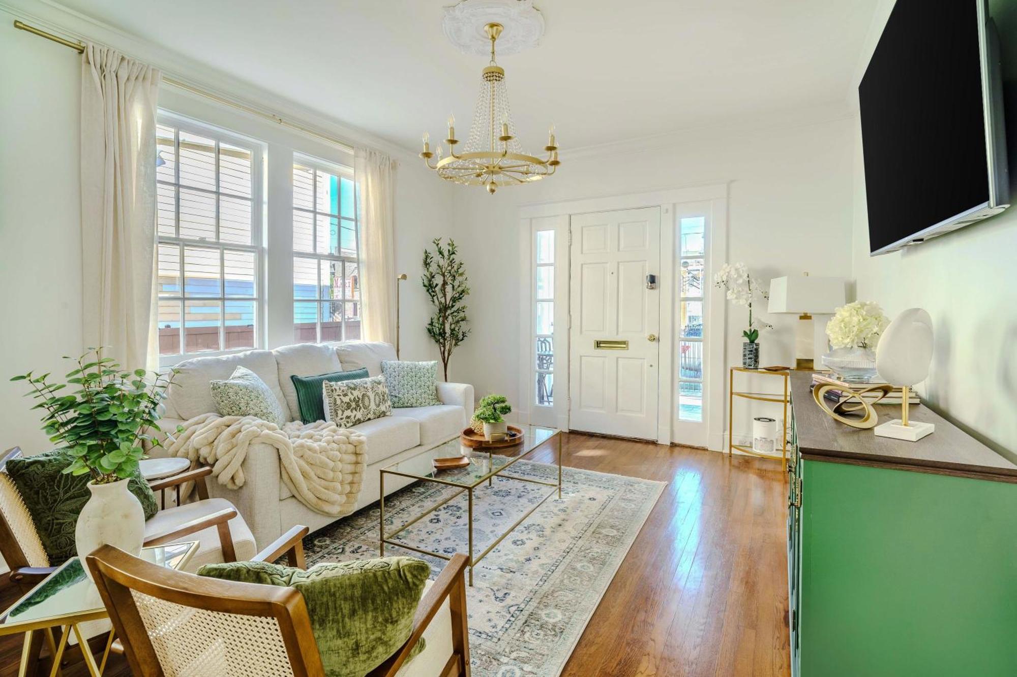 Holiday home Chic & - Renovated Gem With Gated Parking *