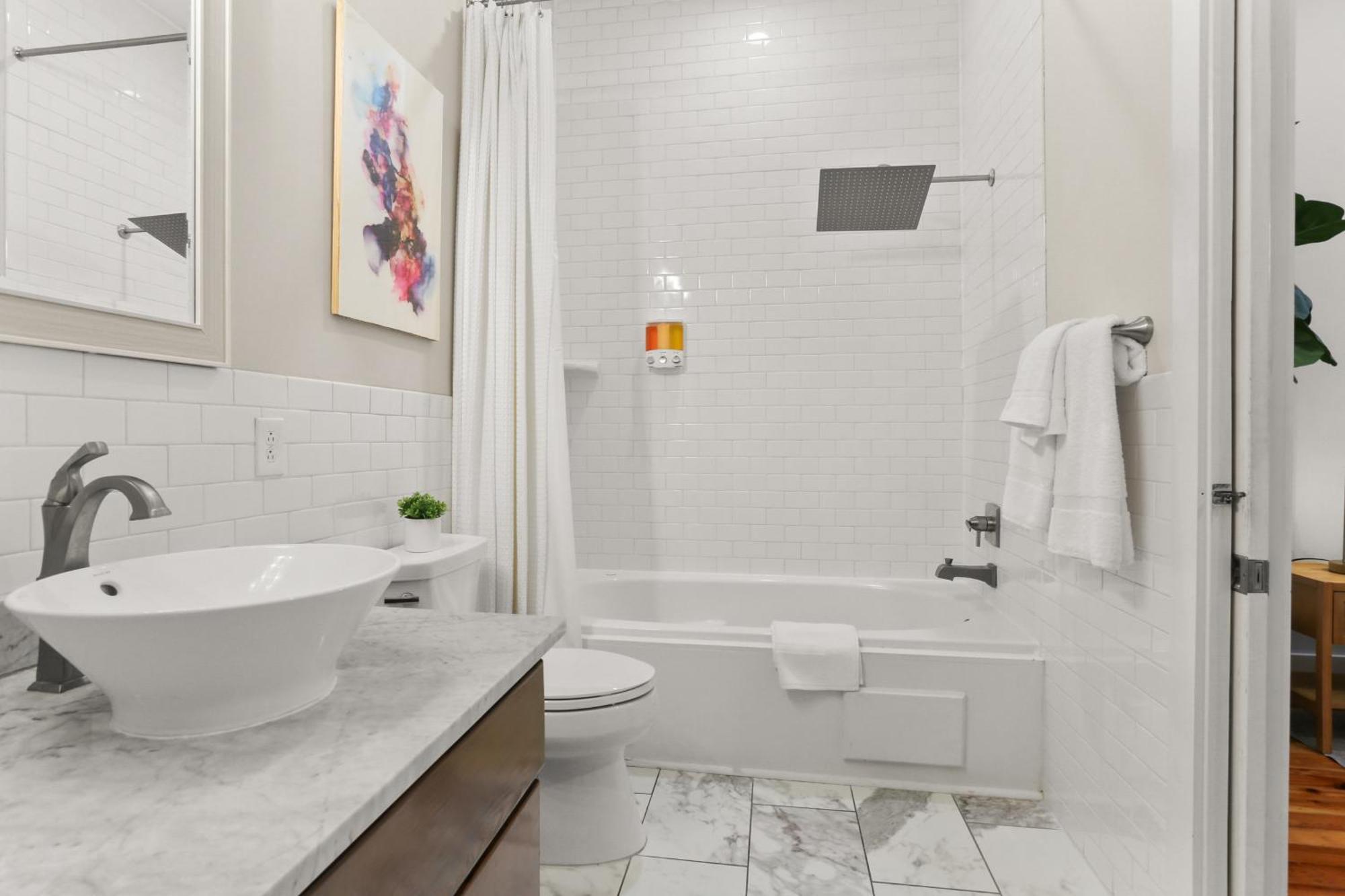 Upscale 3 Bed 2 Bath Private In Uptown New Orleans! Close To Magazine Street, Universities, & French Quarter Holiday home