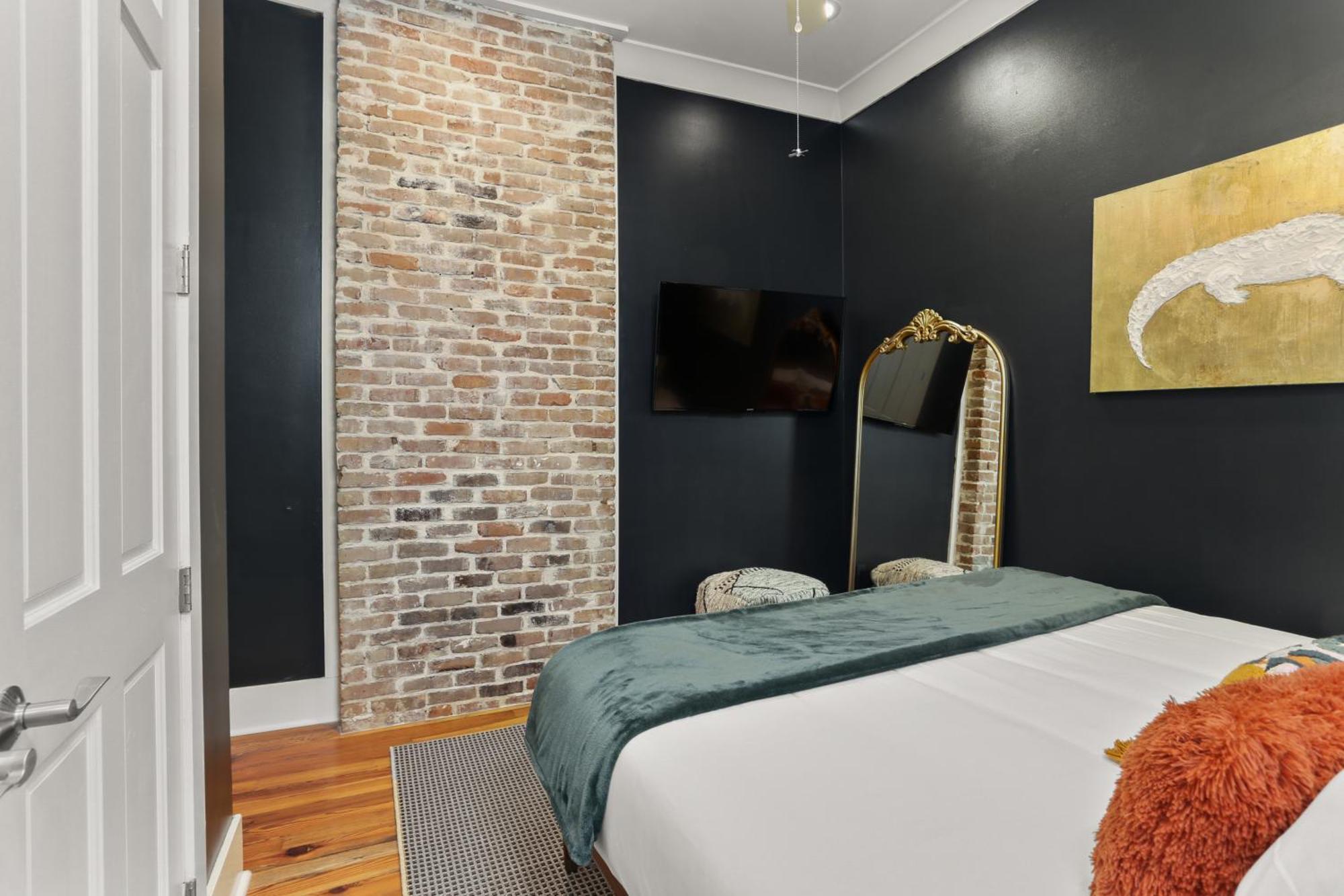 Upscale 3 Bed 2 Bath Private In Uptown New Orleans! Close To Magazine Street, Universities, & French Quarter *