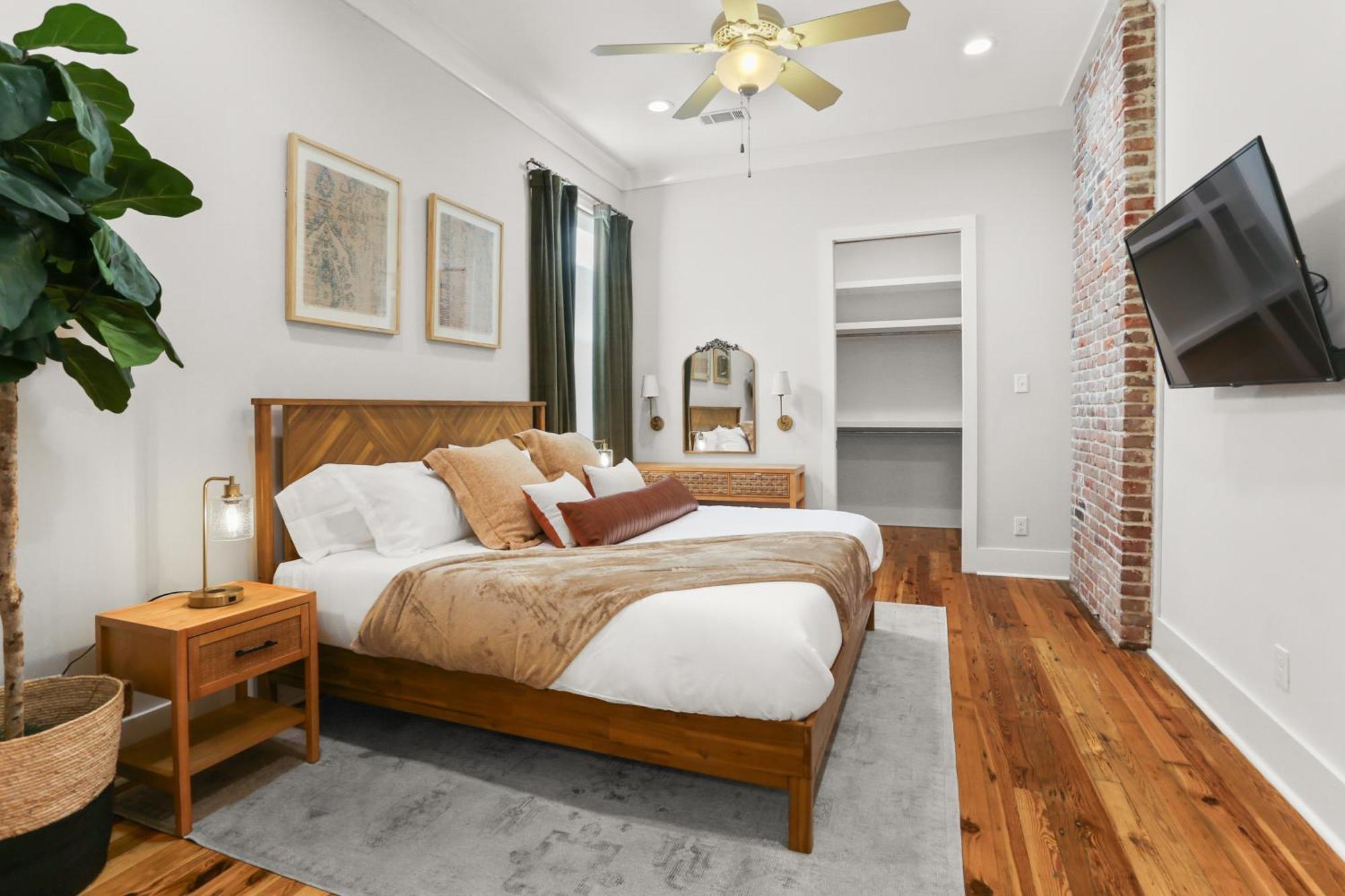 Upscale 3 Bed 2 Bath Private In Uptown New Orleans! Close To Magazine Street, Universities, & French Quarter Holiday home *