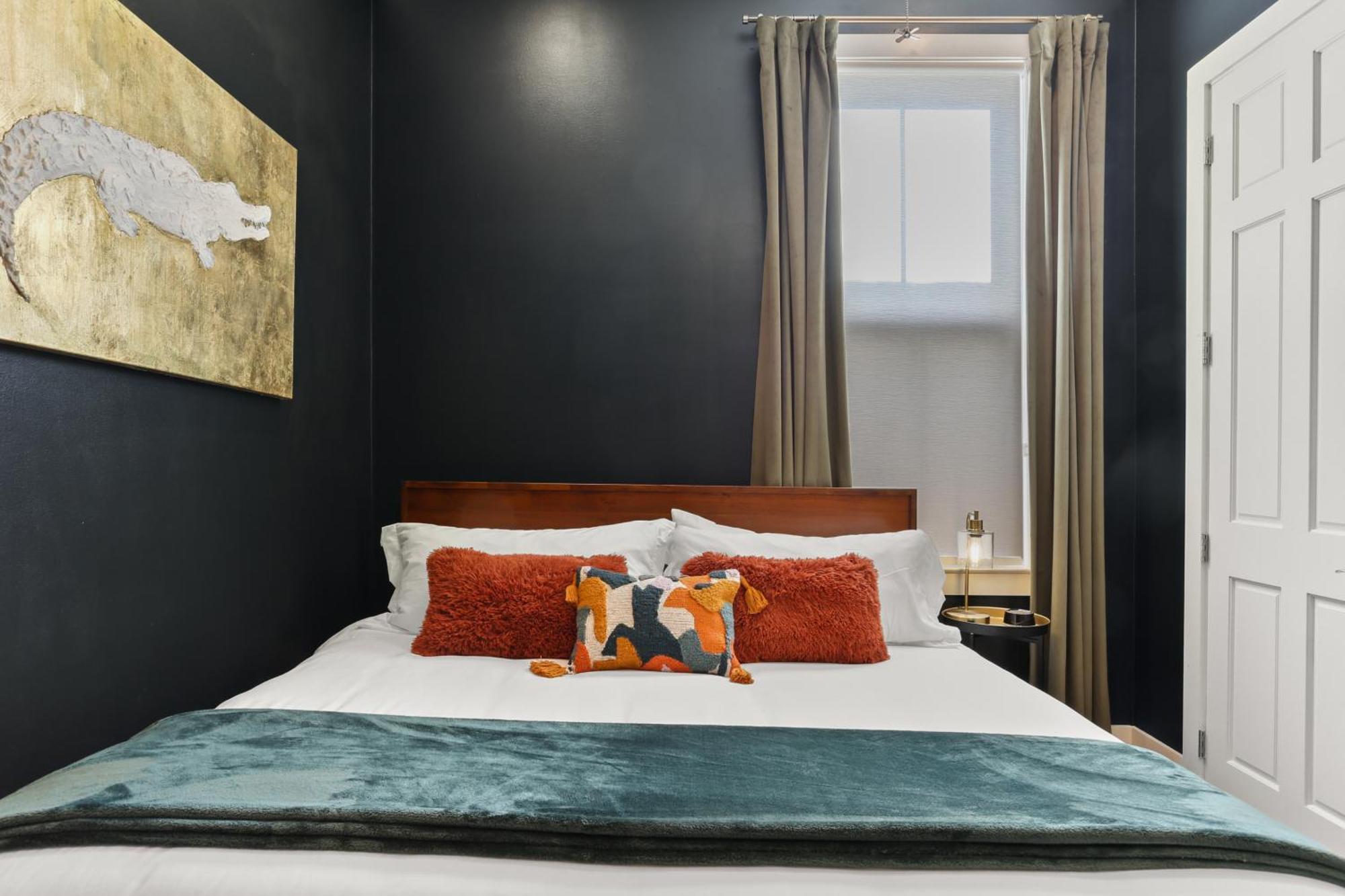 Upscale 3 Bed 2 Bath Private In Uptown New Orleans! Close To Magazine Street, Universities, & French Quarter Holiday home *