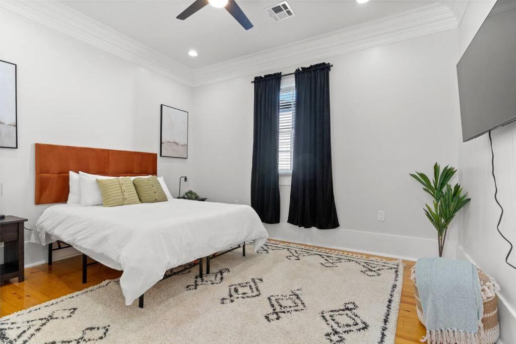 Modern Overlooking Downtown *