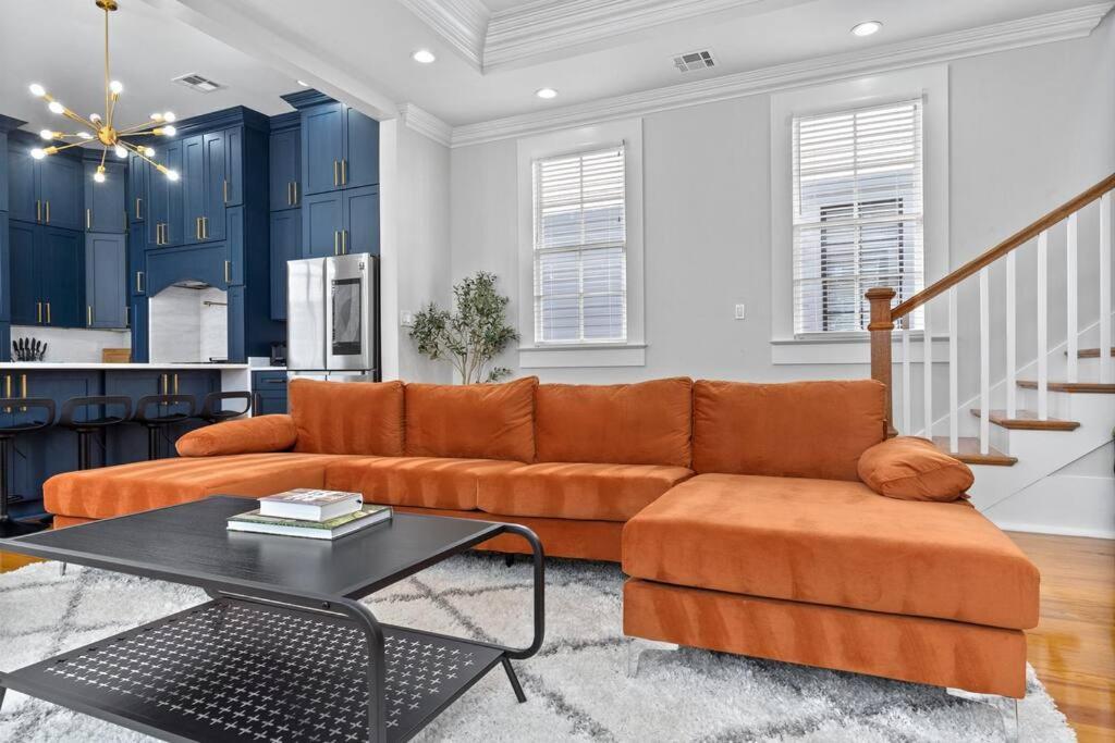 Modern Overlooking Downtown Holiday home