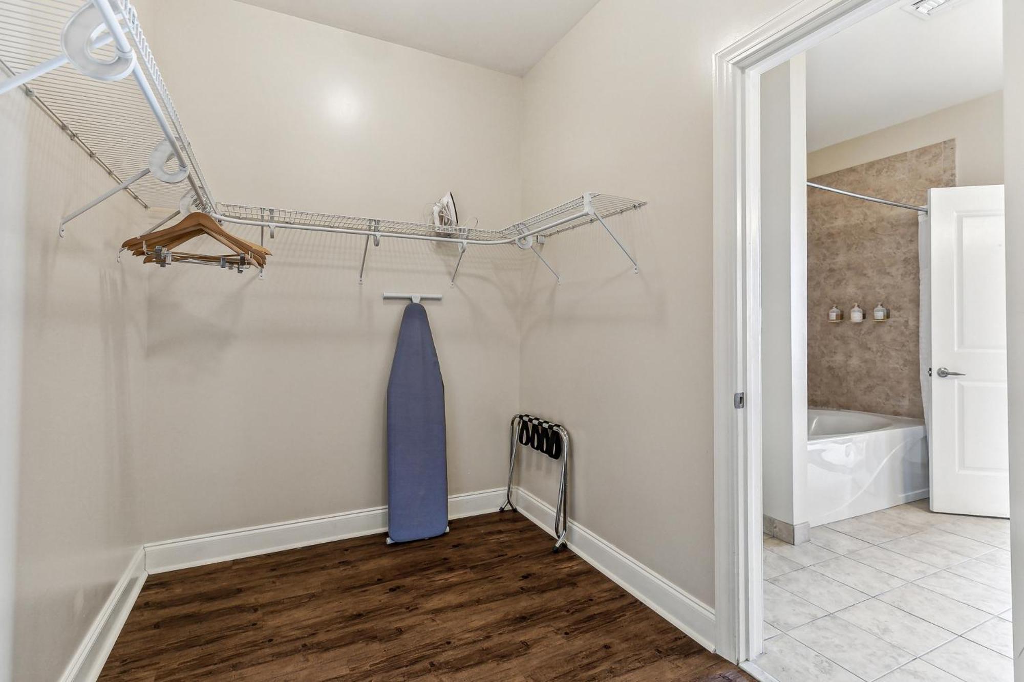 Spacious Modern Near French Quarter
