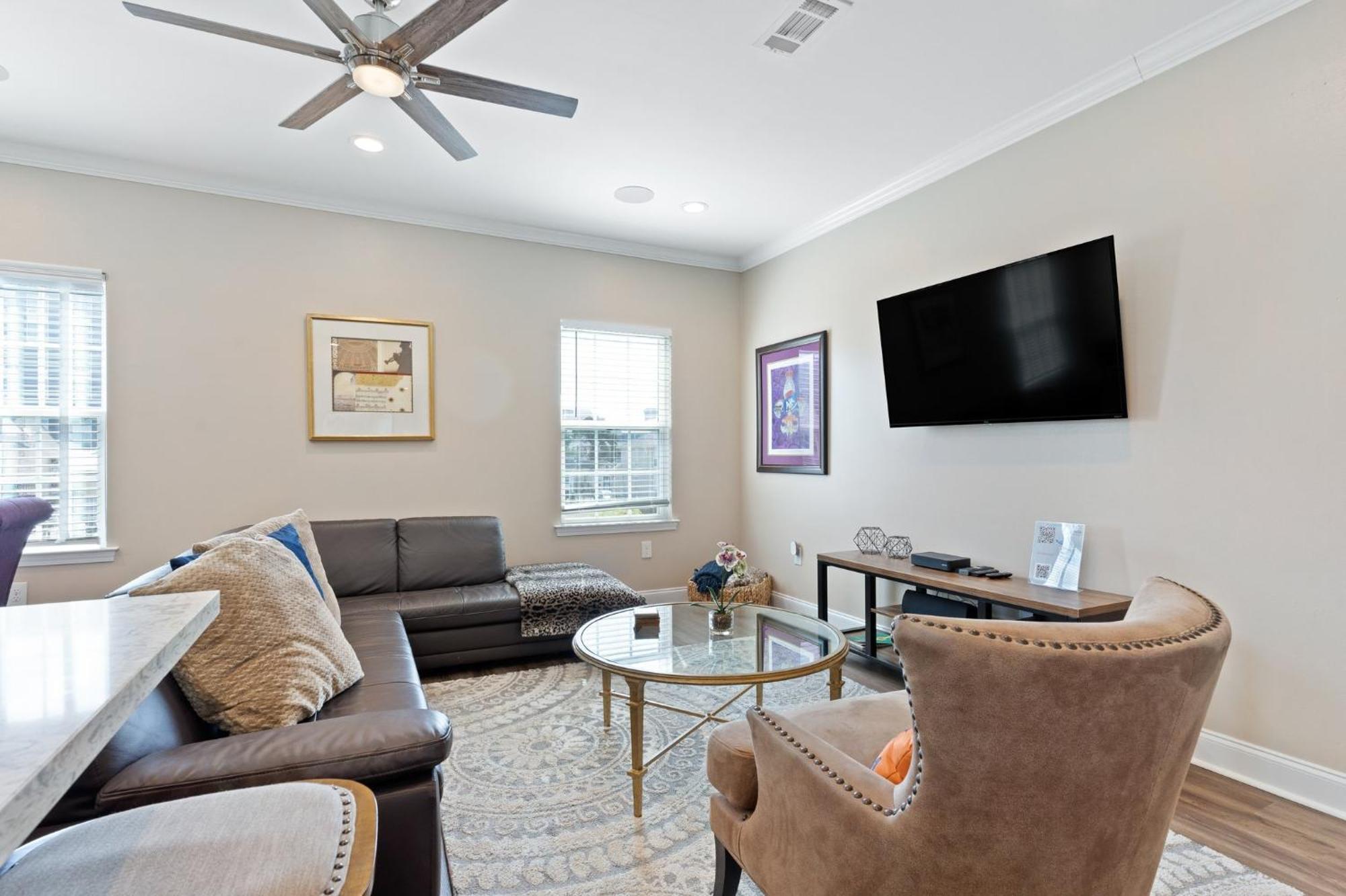 Spacious 4br Mid-city With Pool & Balcony Holiday home *