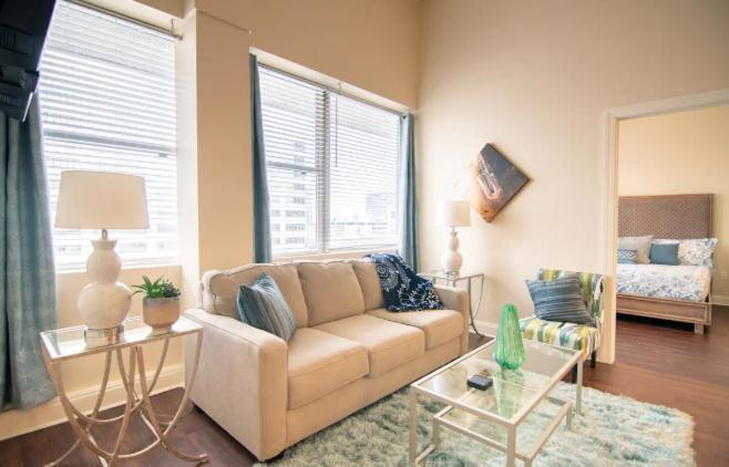 Apartment Beautiful Walk To French Quarter, Pool, Gym, View *