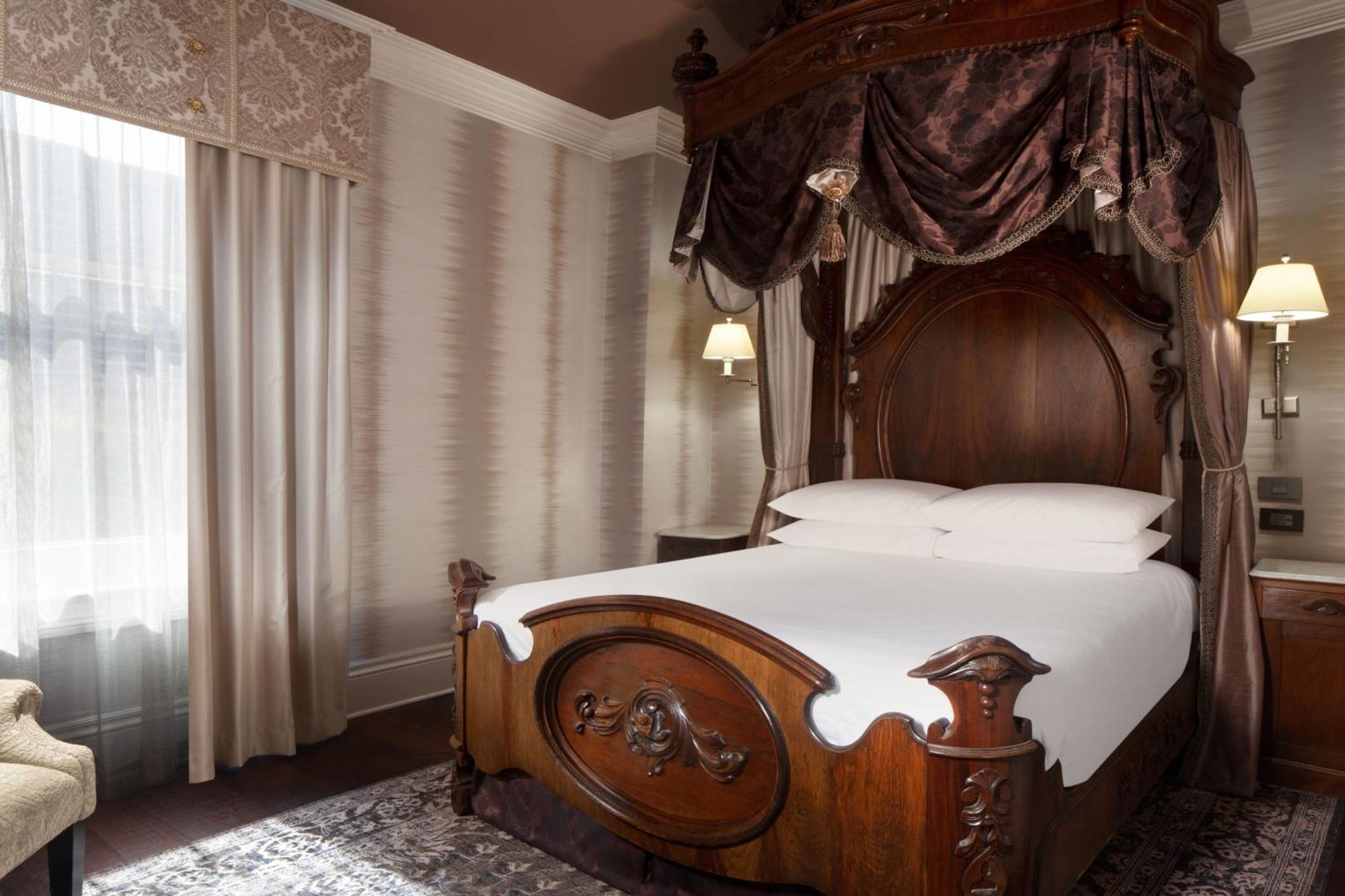 Hotel Le Pavillon, New Orleans, A Tribute Portfolio