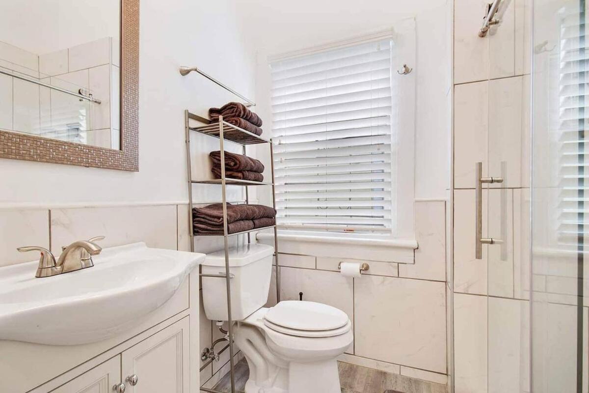 Stylish Renovated Shotgun Near French Quarter Holiday home New Orleans