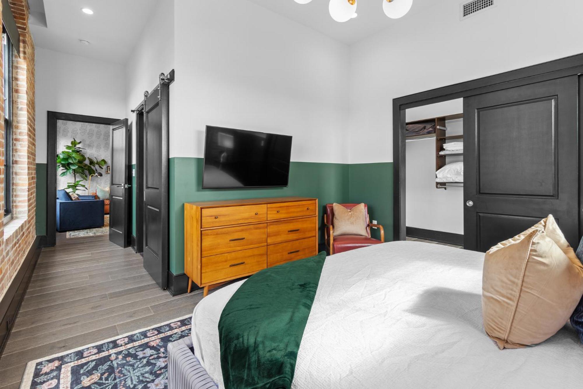 Downtown 2br Queen Sleeper Sofa Near Superdome And Parade Route