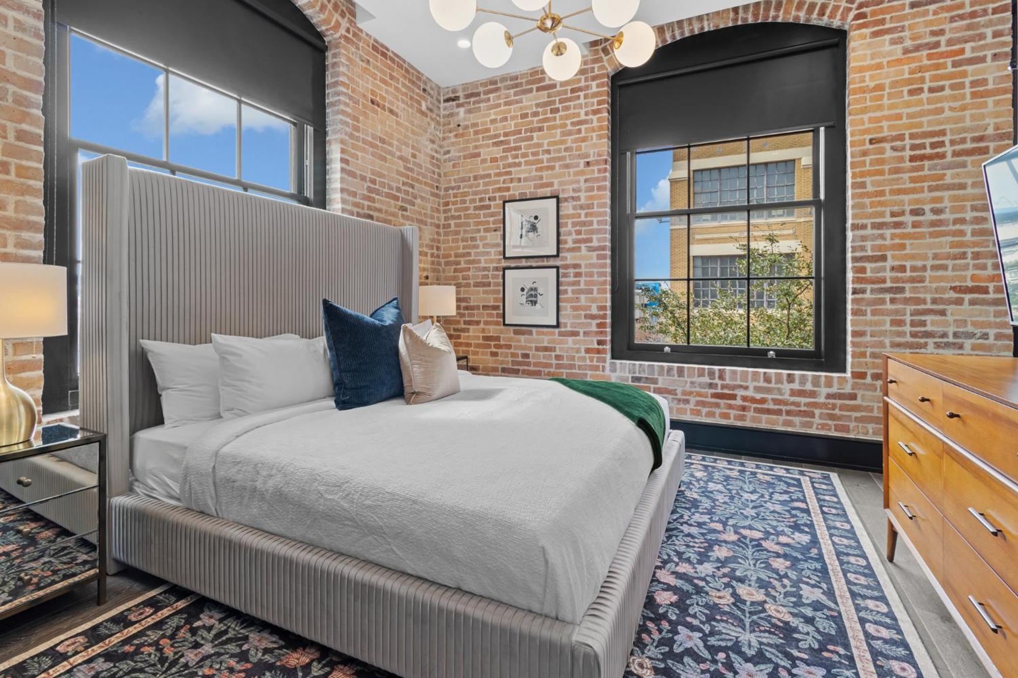 Downtown 2br Queen Sleeper Sofa Near Superdome And Parade Route Hotel *