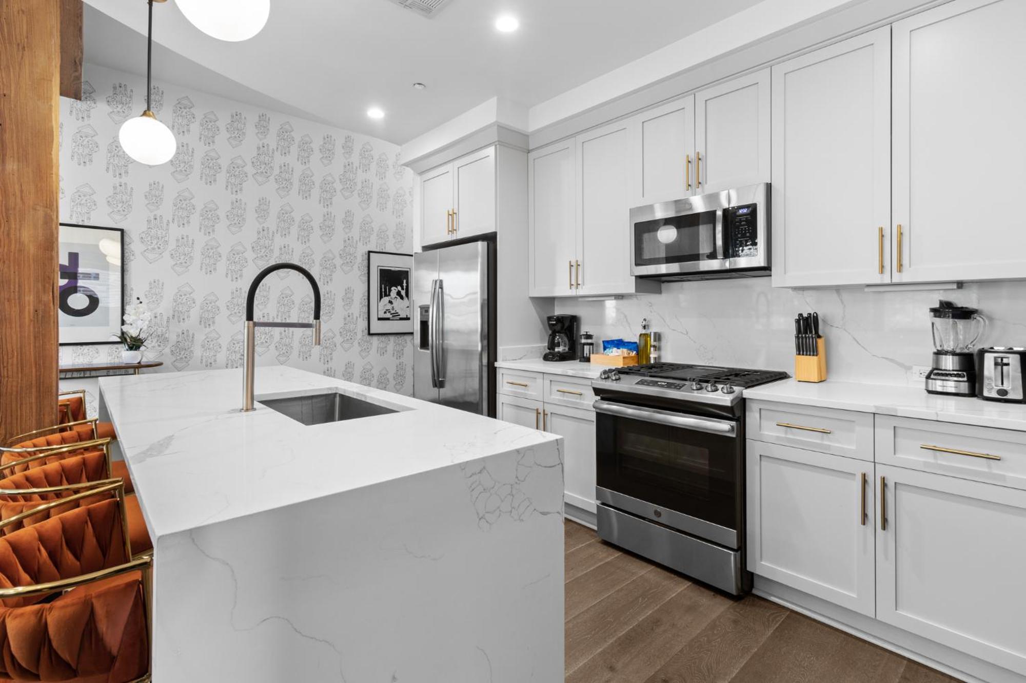 Downtown 2br Queen Sleeper Sofa Near Superdome And Parade Route Hotel *