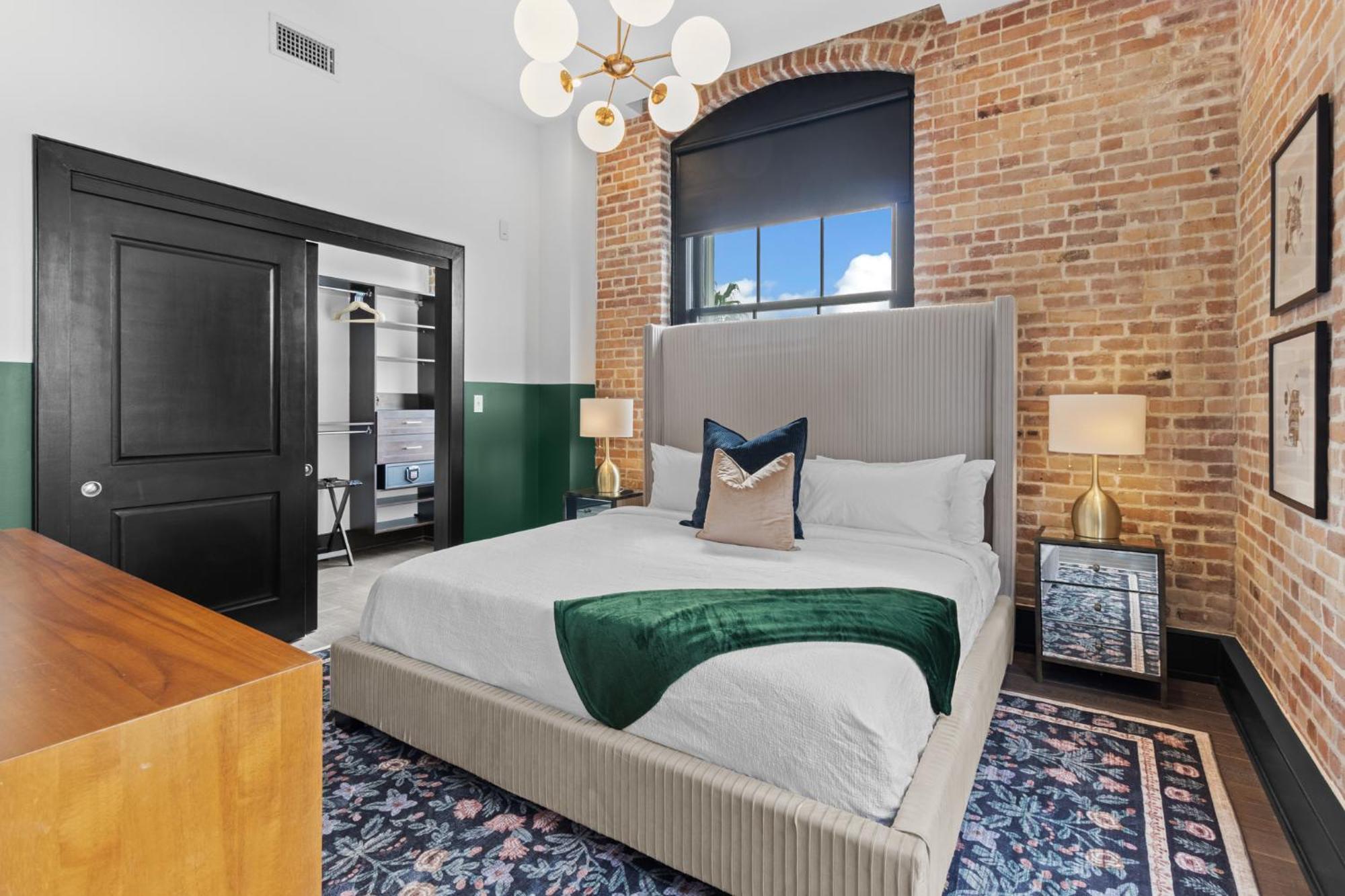 Downtown 2br Queen Sleeper Sofa Near Superdome And Parade Route *