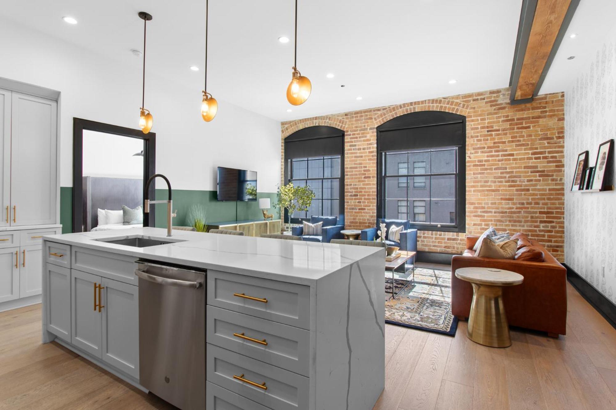 Hotel Near French Quarter - Stylish With Rooftop Amenities *