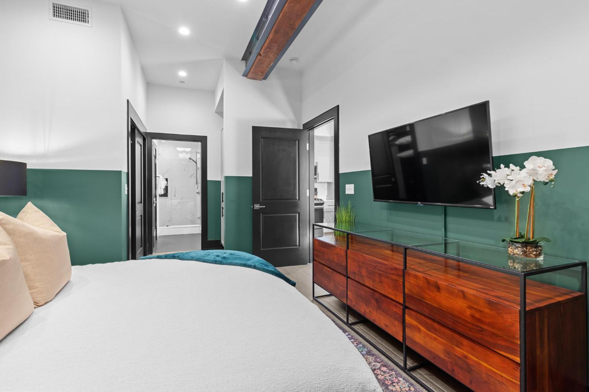 Hotel Exposed Bricks Cypress Beams - Luxury Near French Quarter