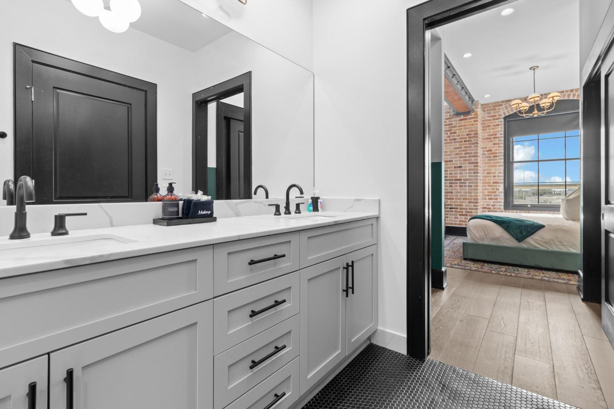 Hotel Exposed Bricks Cypress Beams - Luxury Near French Quarter *