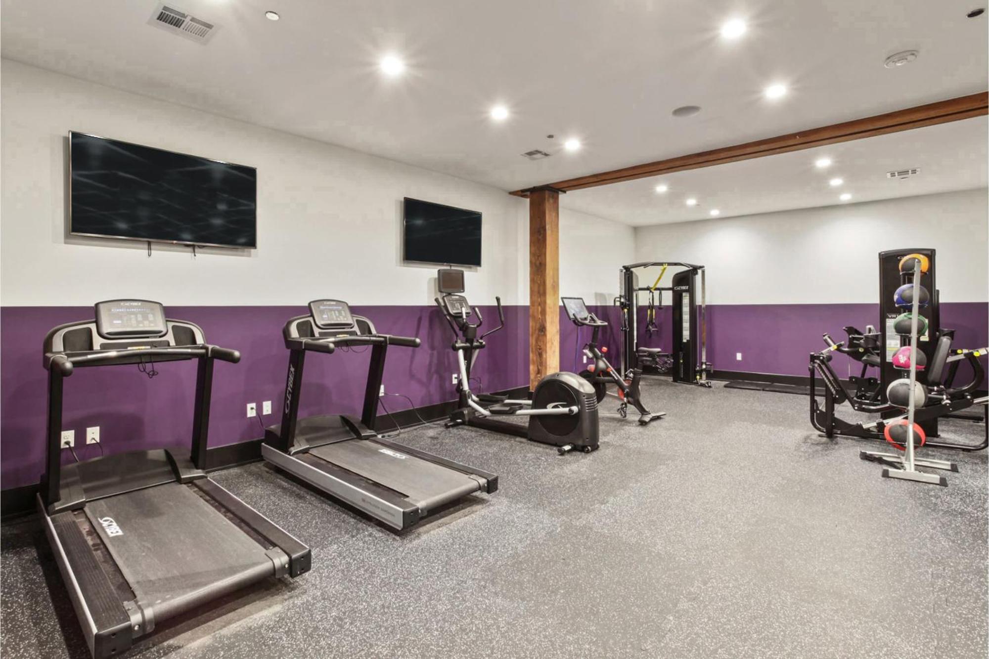 Hotel Downtown Close To Superdome With Rooftop Pool Gym