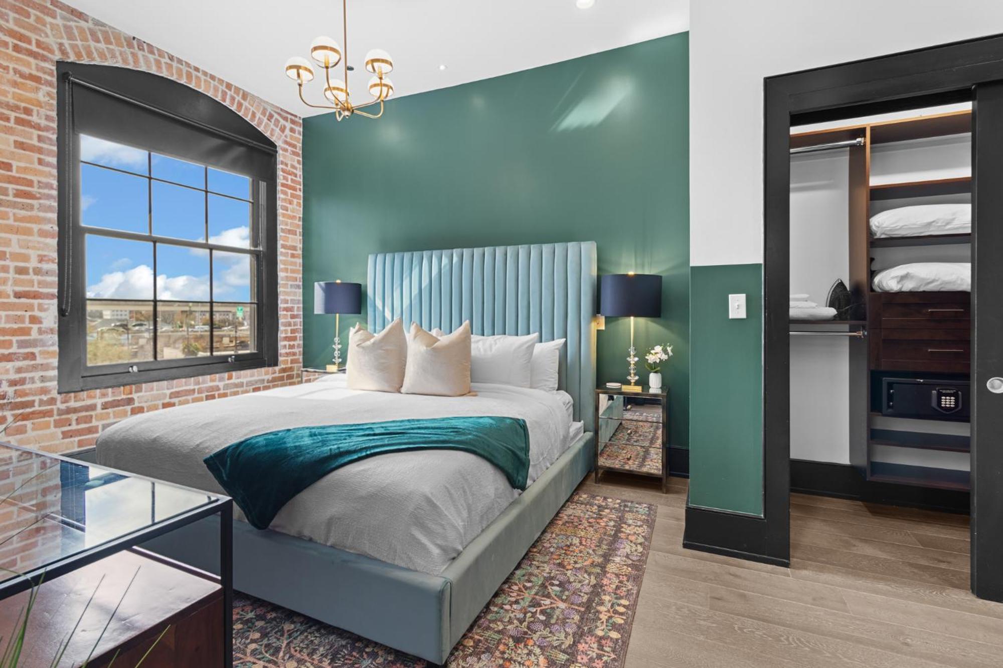 Hotel Exposed Bricks Cypress Beams - Luxury Near French Quarter