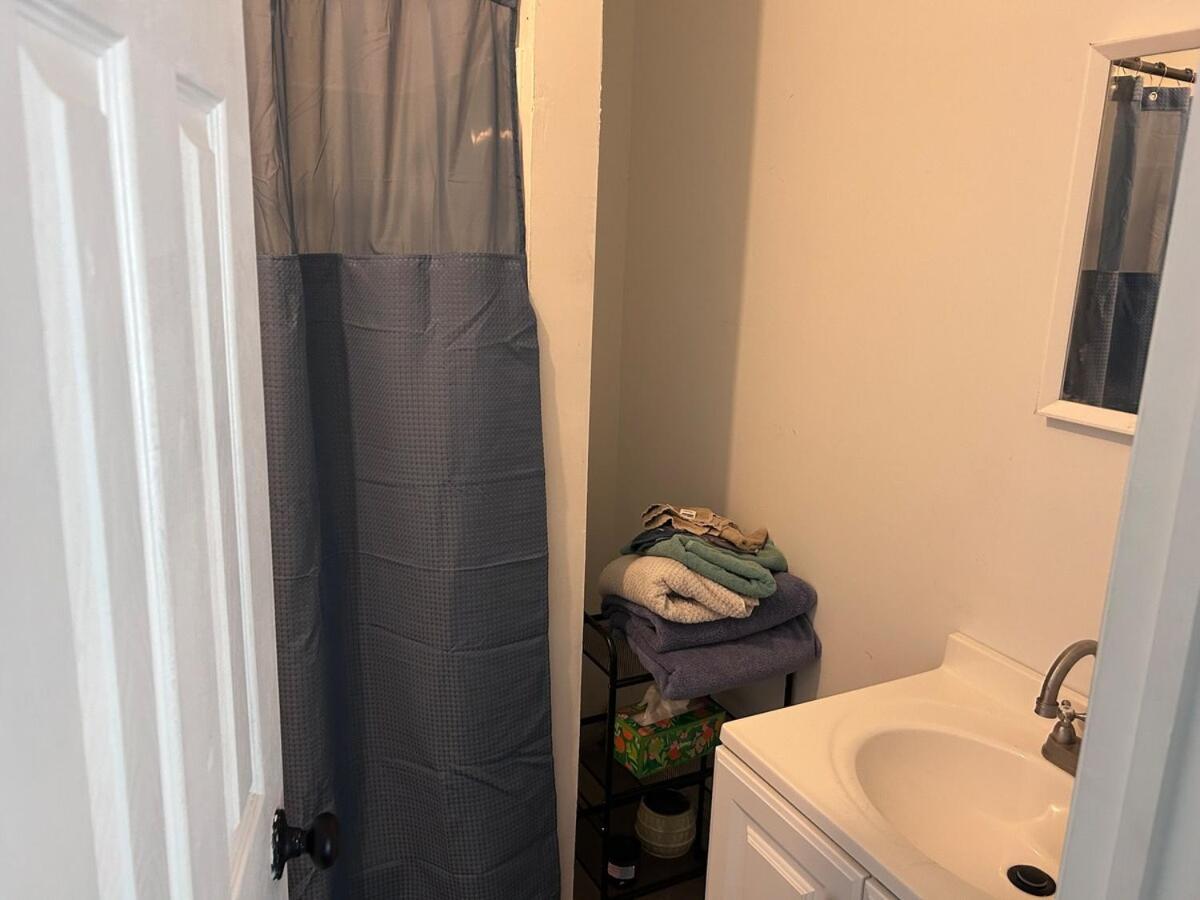 Cozy 10 Min From Everywhere In Apartment