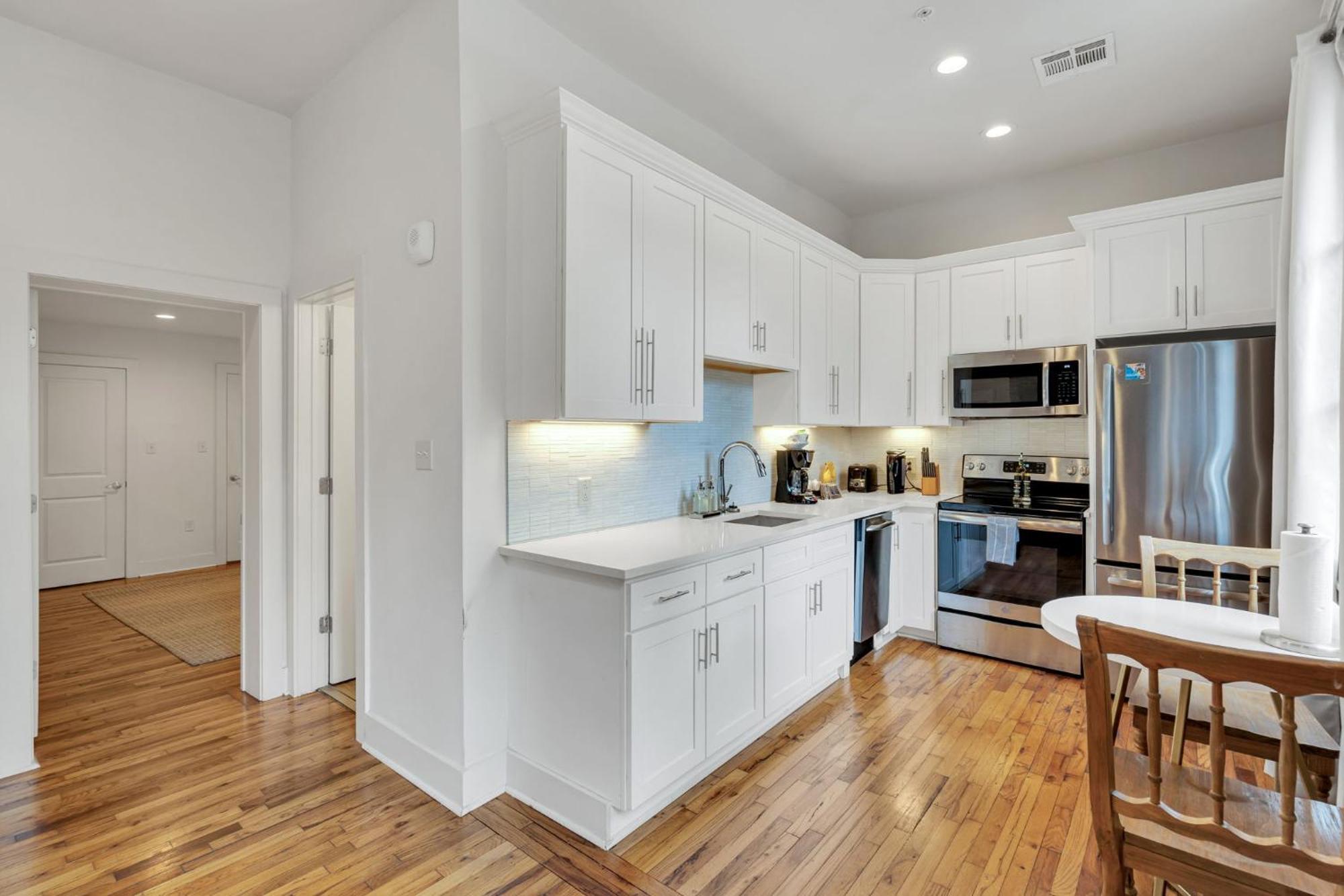 1 Bedroom In The Fq- Free Parking And Balcony!