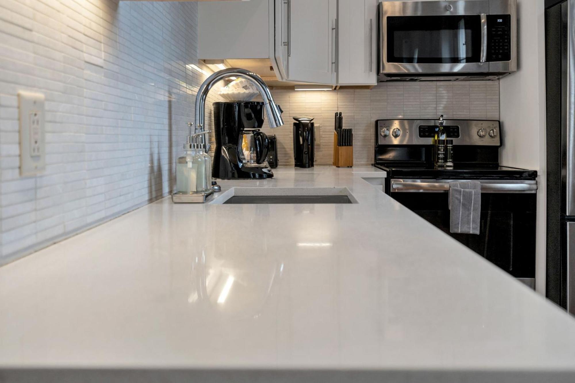 1 Bedroom In The Fq- Free Parking And Balcony! *