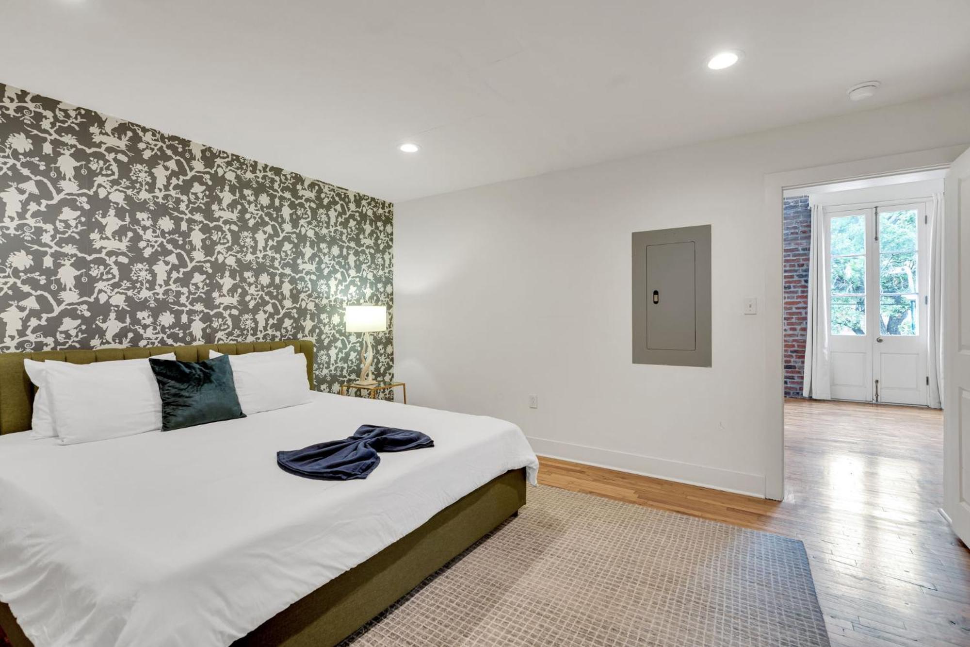 1 Bedroom In The Fq- Free Parking And Balcony! * New Orleans