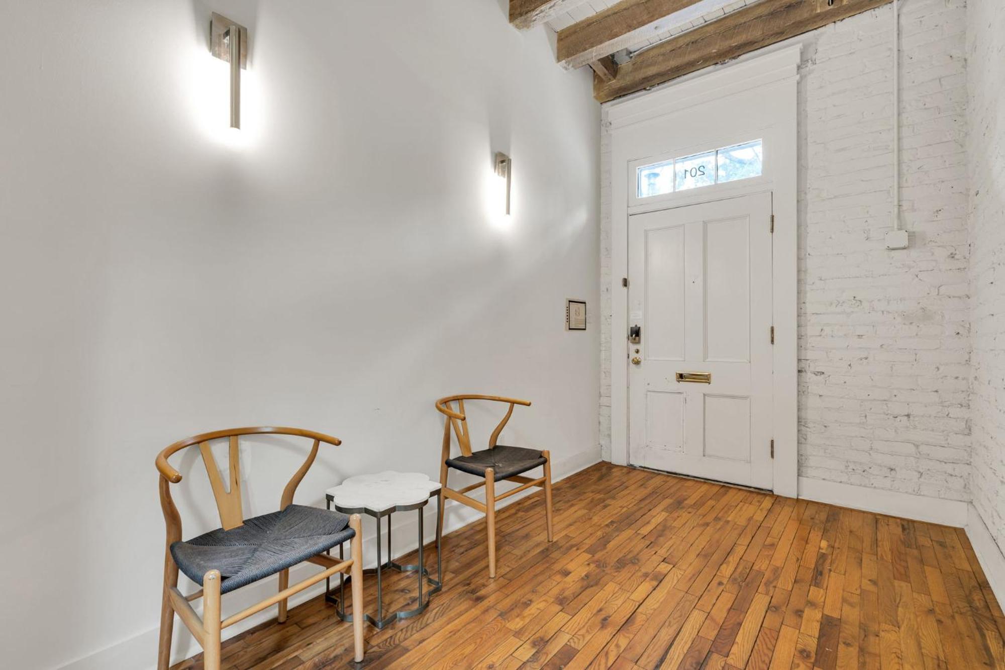 1 Bedroom In The Fq- Free Parking And Balcony!