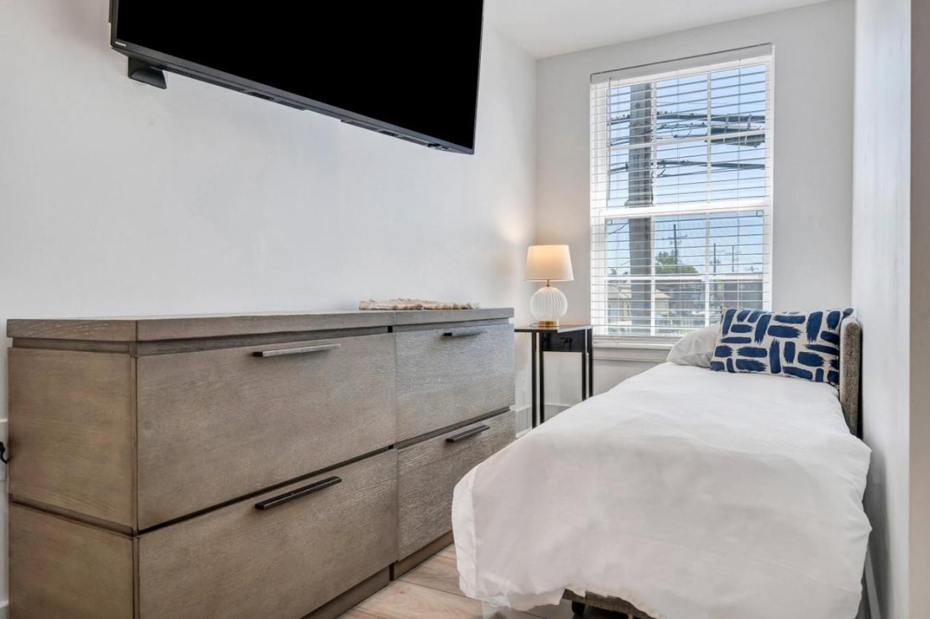 Sleeps 24-spacious Near Fq W Pool