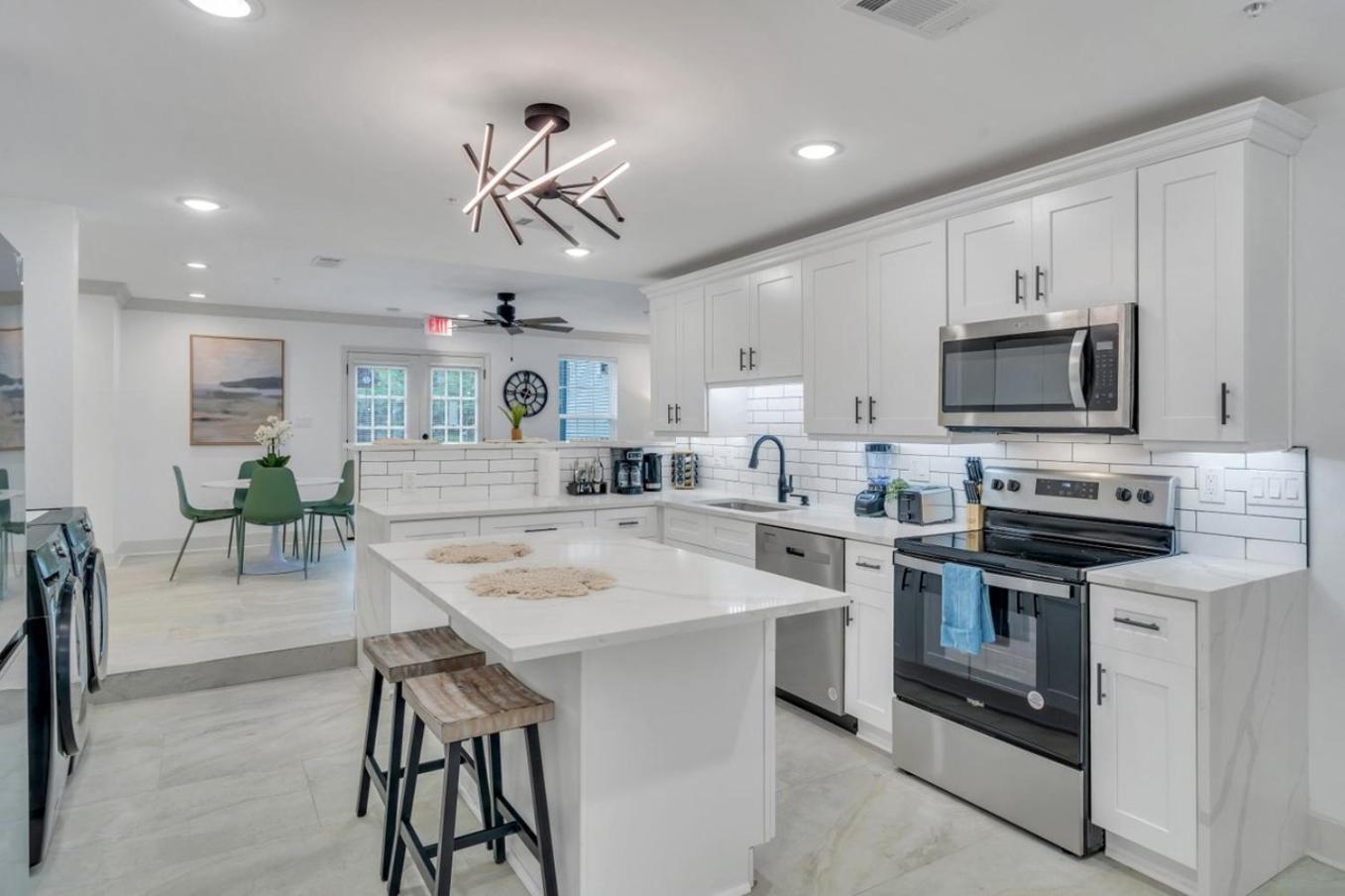 Sleeps 24-spacious Near Fq W Pool