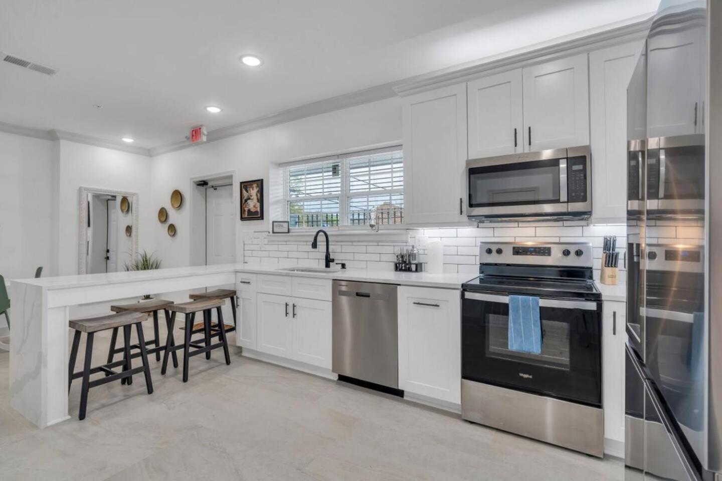 Hotel Sleeps 24-spacious Near Fq W Pool