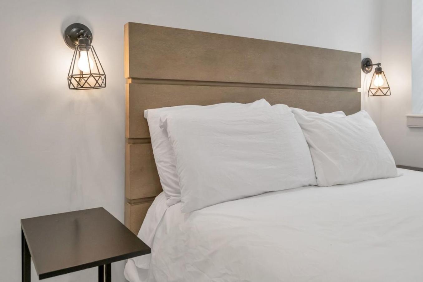 Hotel Sleeps 24-spacious Near Fq W Pool *