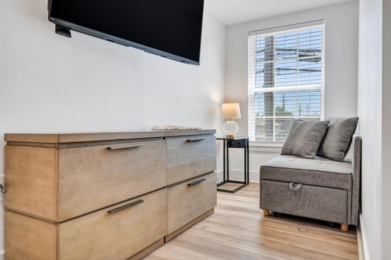 Hotel Sleeps 24-spacious Near Fq W Pool *
