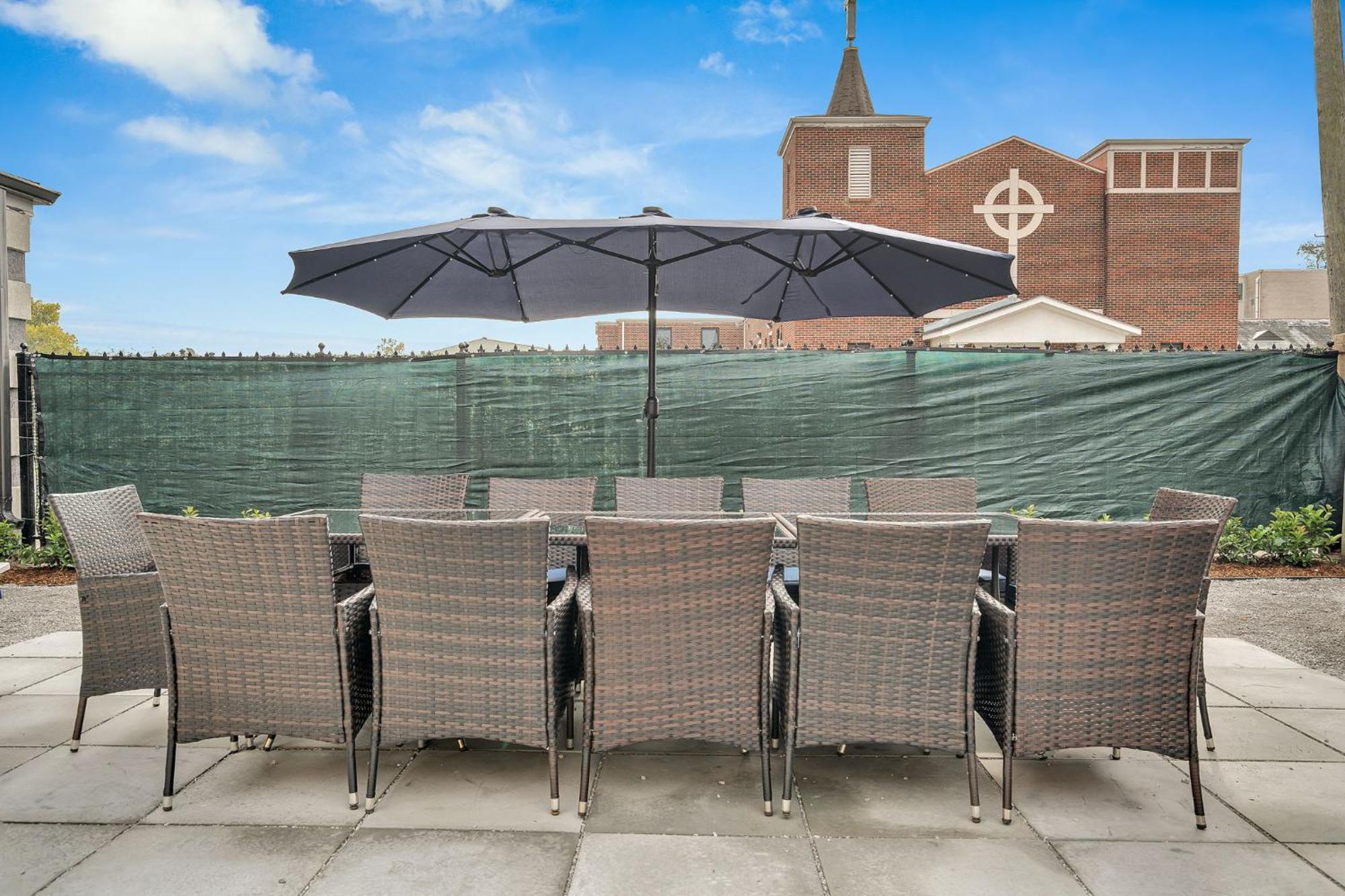 Sleeps 24-spacious Near Fq W Pool