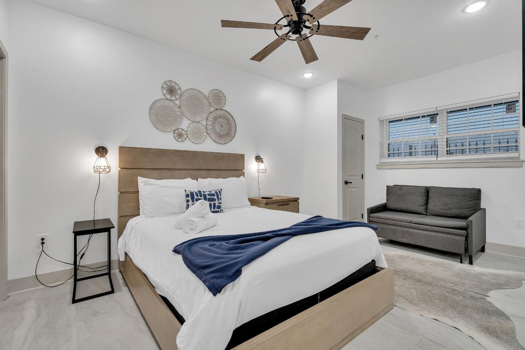 Sleeps 24-spacious Near Fq W Pool New Orleans