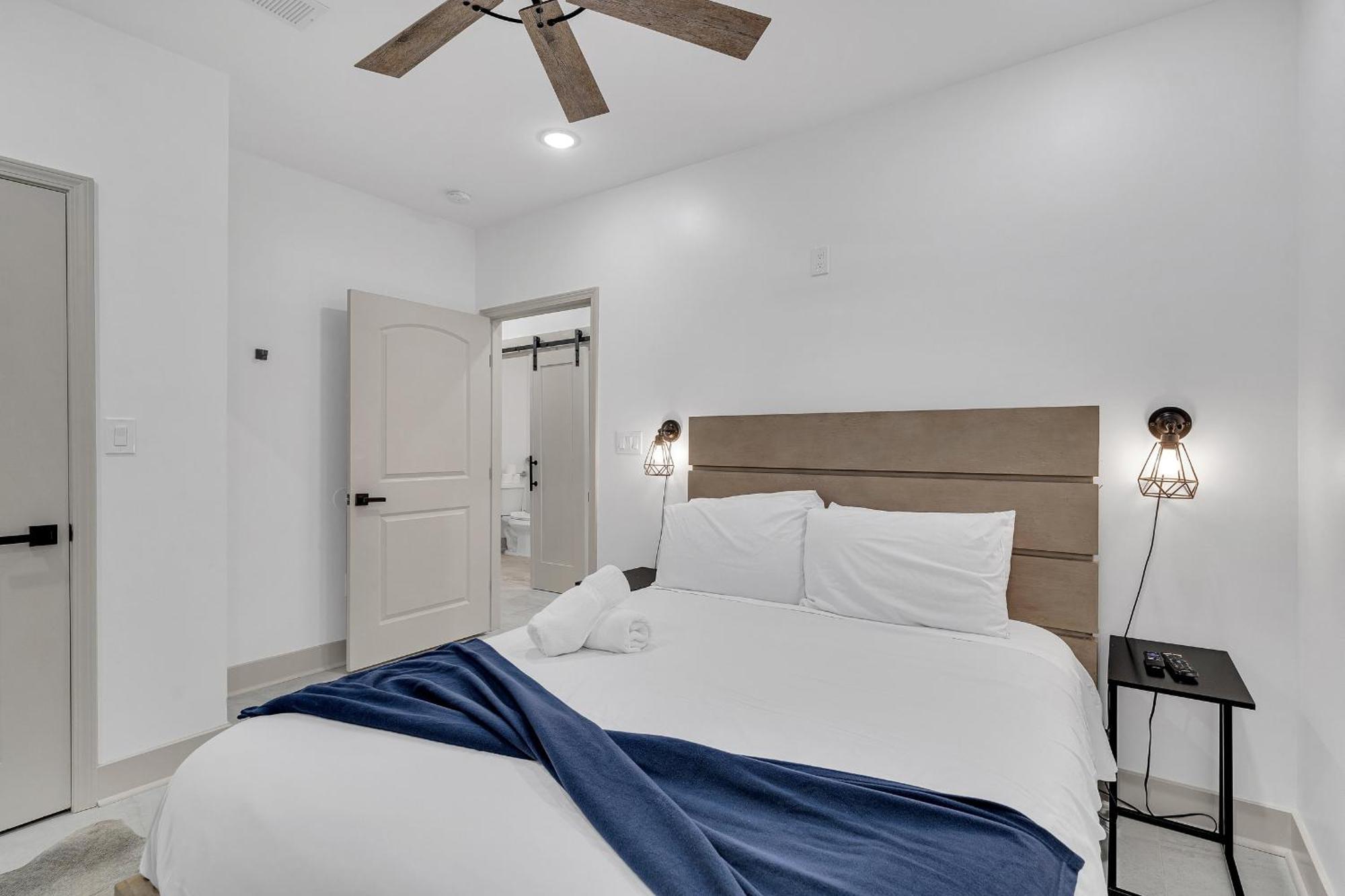 Hotel Sleeps 24-spacious Near Fq W Pool
