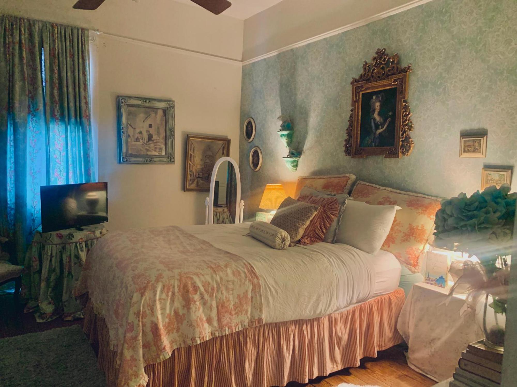 Apartment 3br Parisian Penthouse Sleeps 5 W Balcony On Streetcar!!