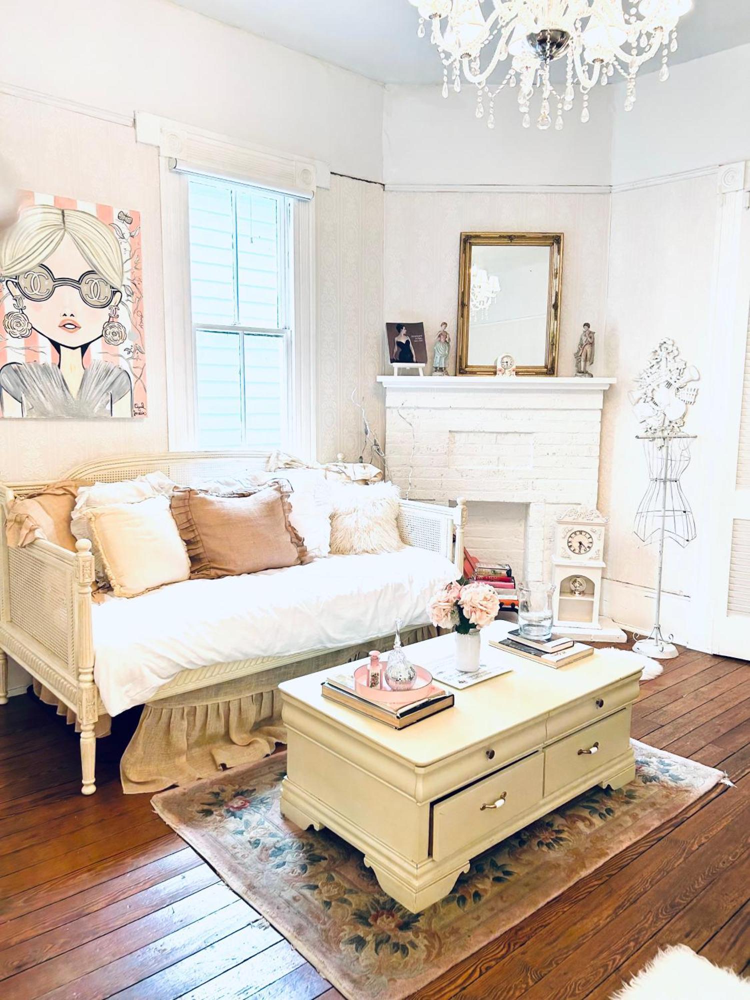 3br Parisian Penthouse Sleeps 5 W Balcony On Streetcar!! Apartment New Orleans