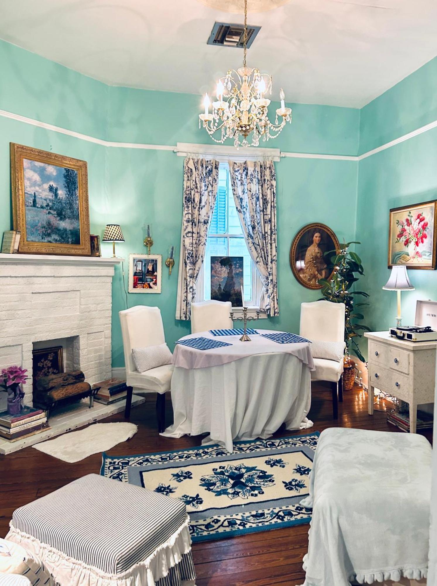 Apartment 3br Parisian Penthouse Sleeps 5 W Balcony On Streetcar!!