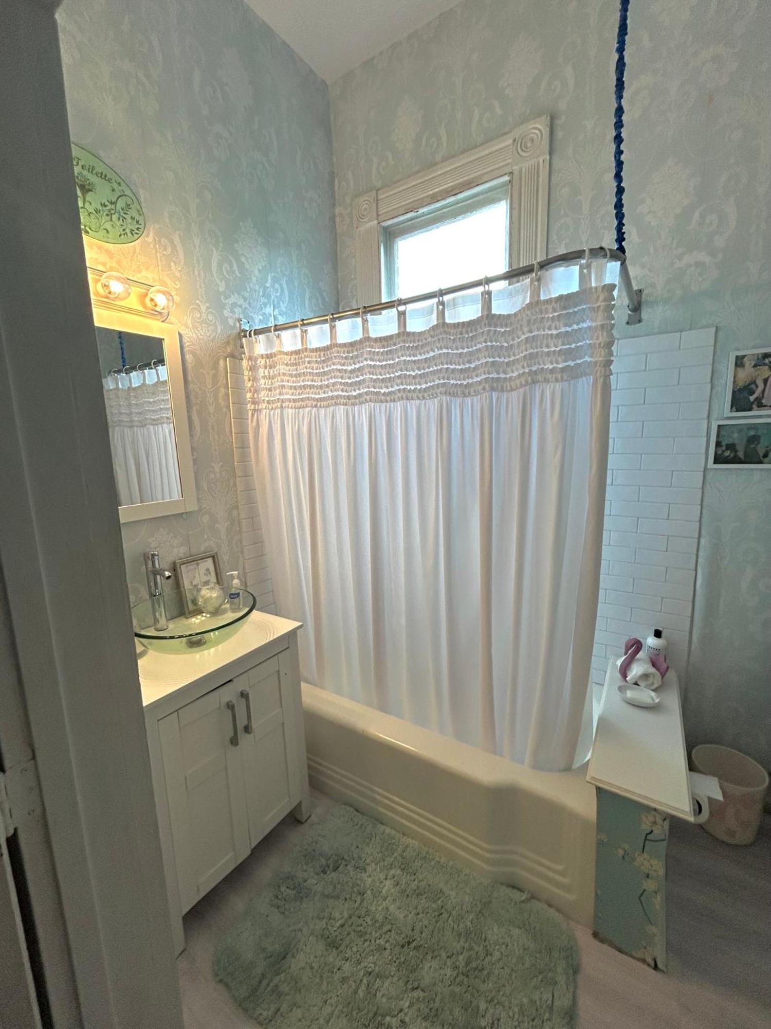 3br Parisian Penthouse Sleeps 5 W Balcony On Streetcar!! Apartment