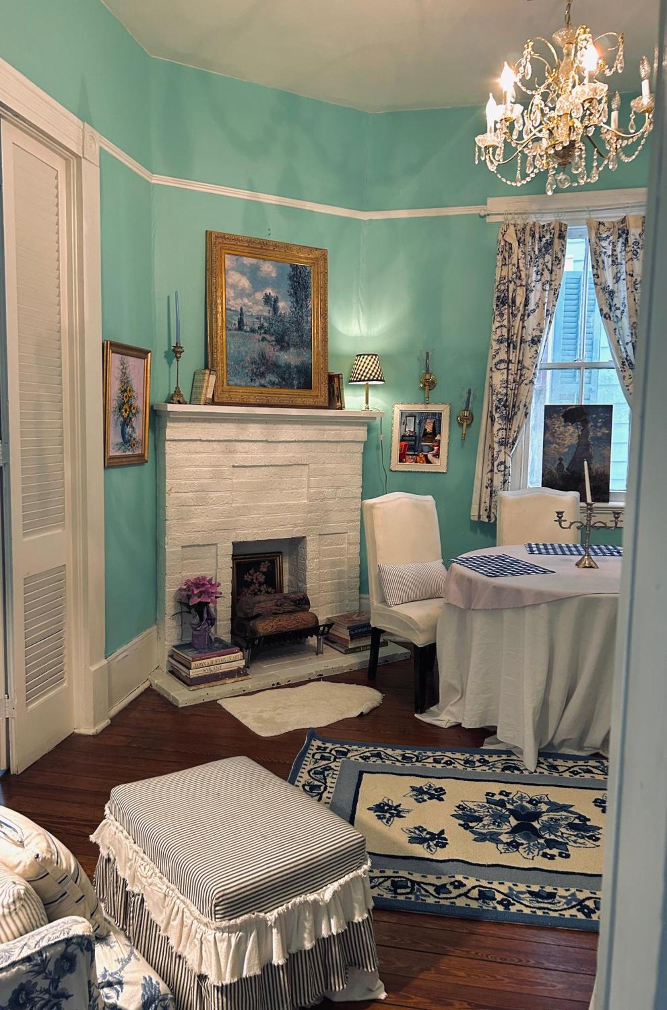 3br Parisian Penthouse Sleeps 5 W Balcony On Streetcar!! *