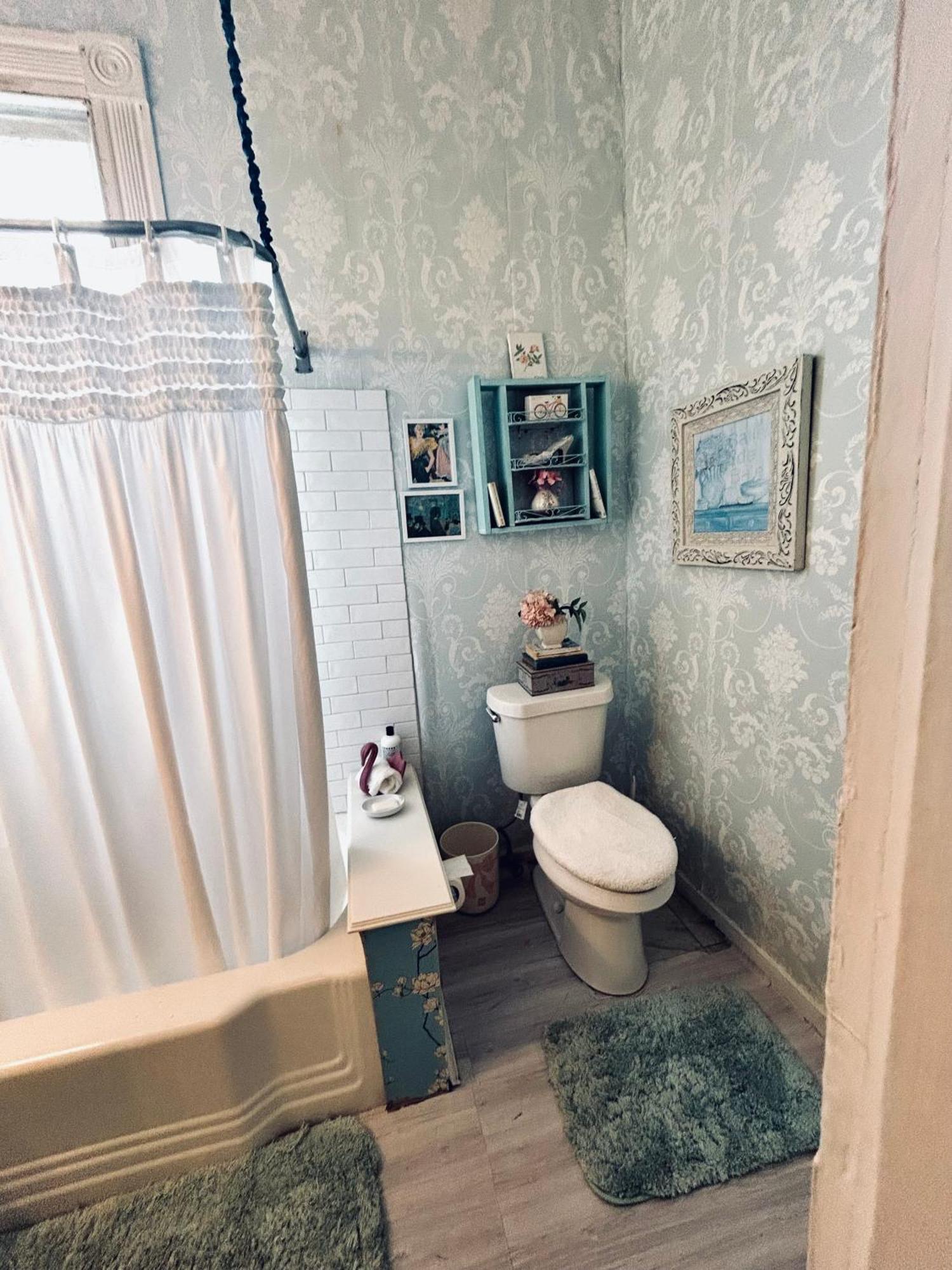 3br Parisian Penthouse Sleeps 5 W Balcony On Streetcar!!