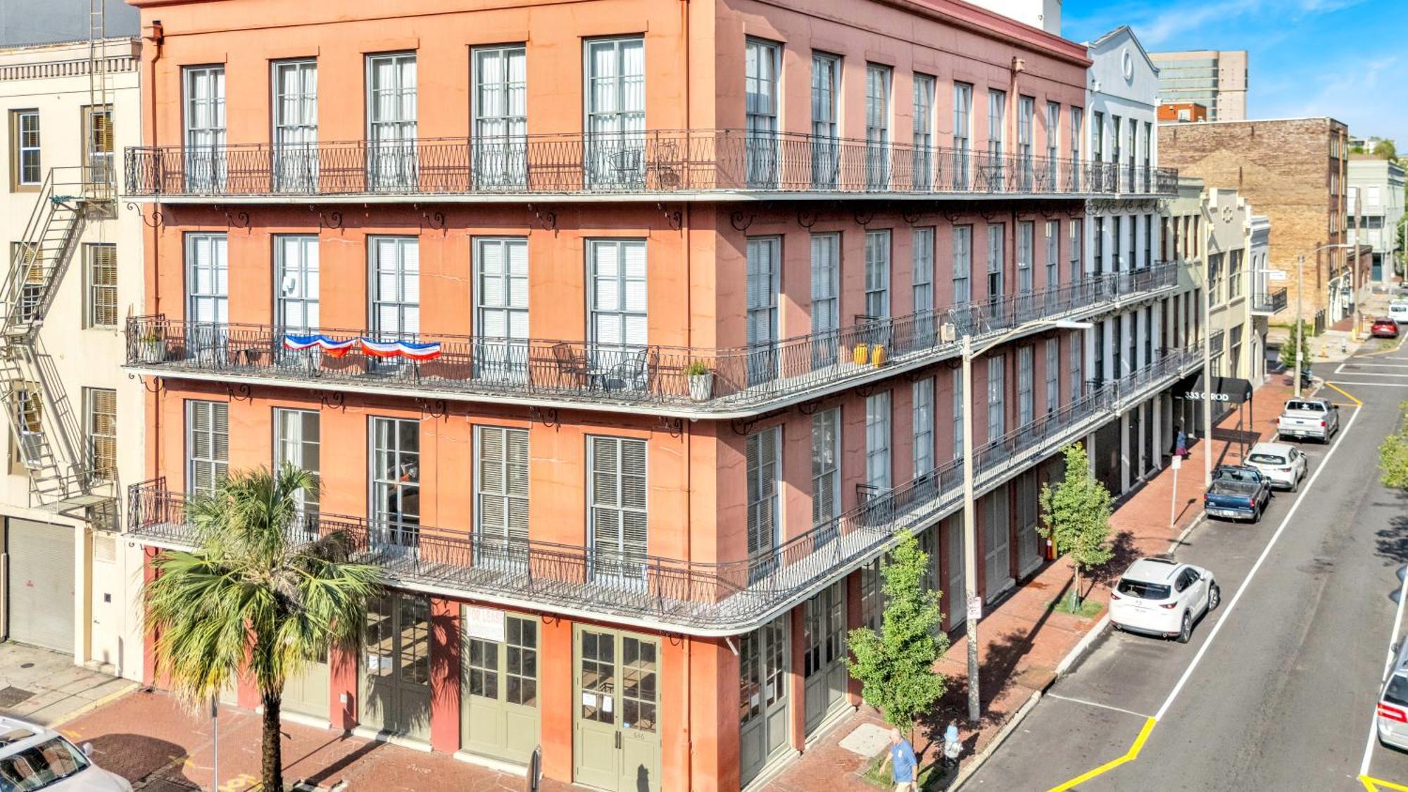 Warehouse District 1br W Parking Near Fq Apartment