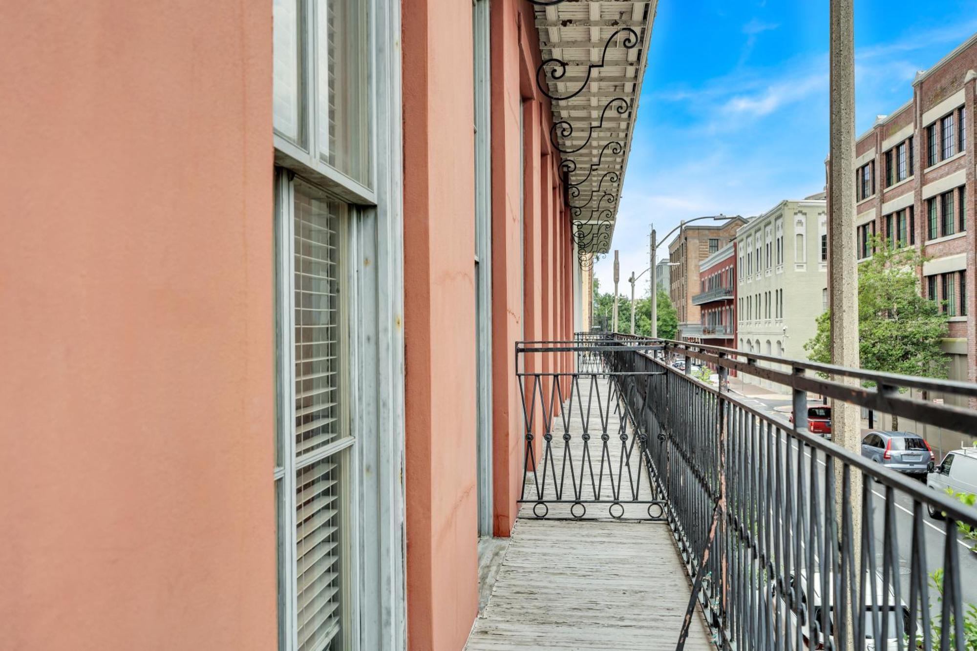 Warehouse District 1br W Parking Near Fq New Orleans