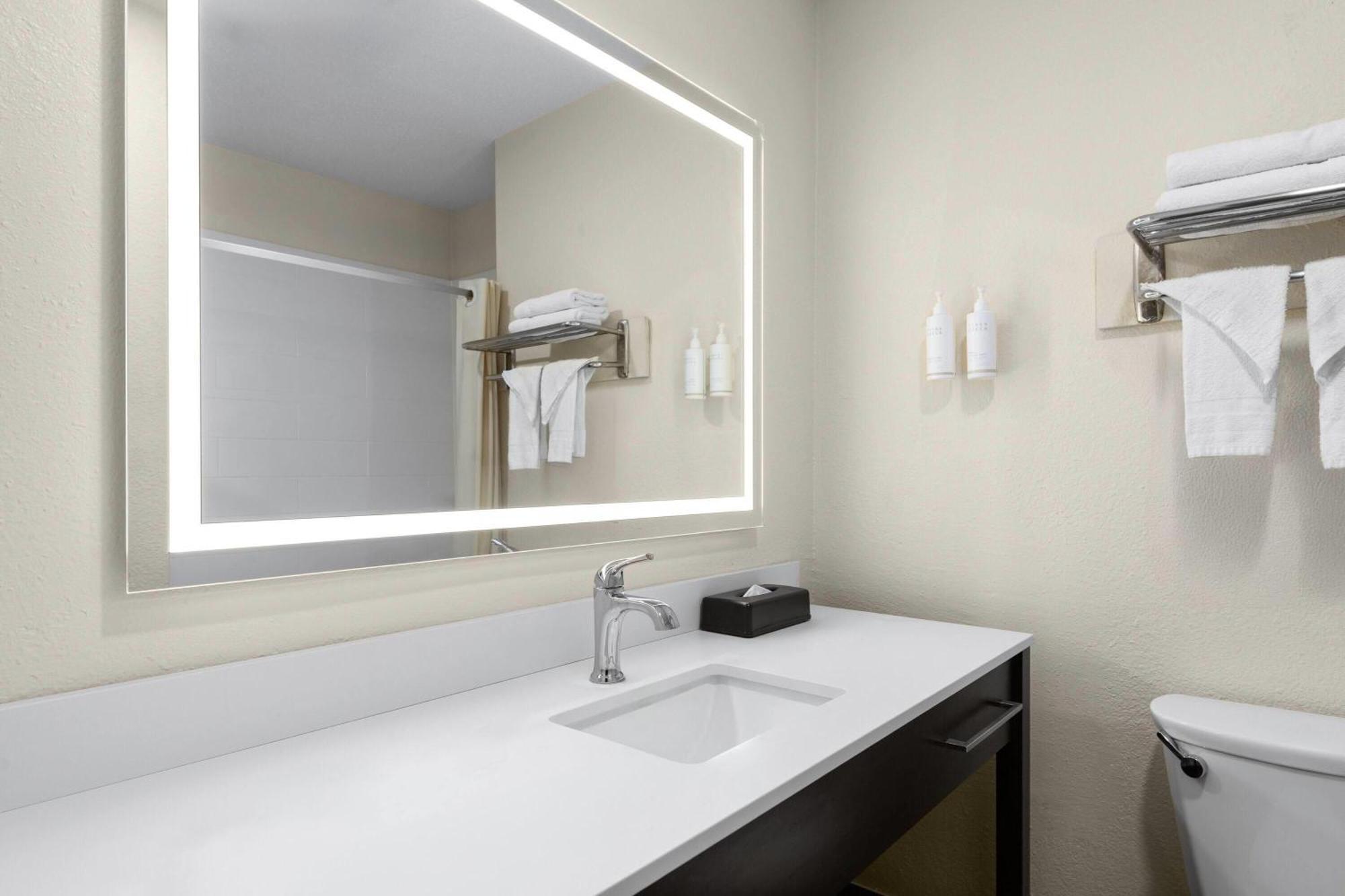 Super 8 By Wyndham Hotel