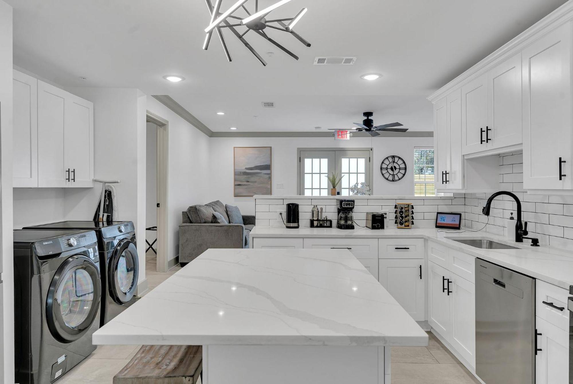 Sleeps 24-spacious Near Fq W Pool *